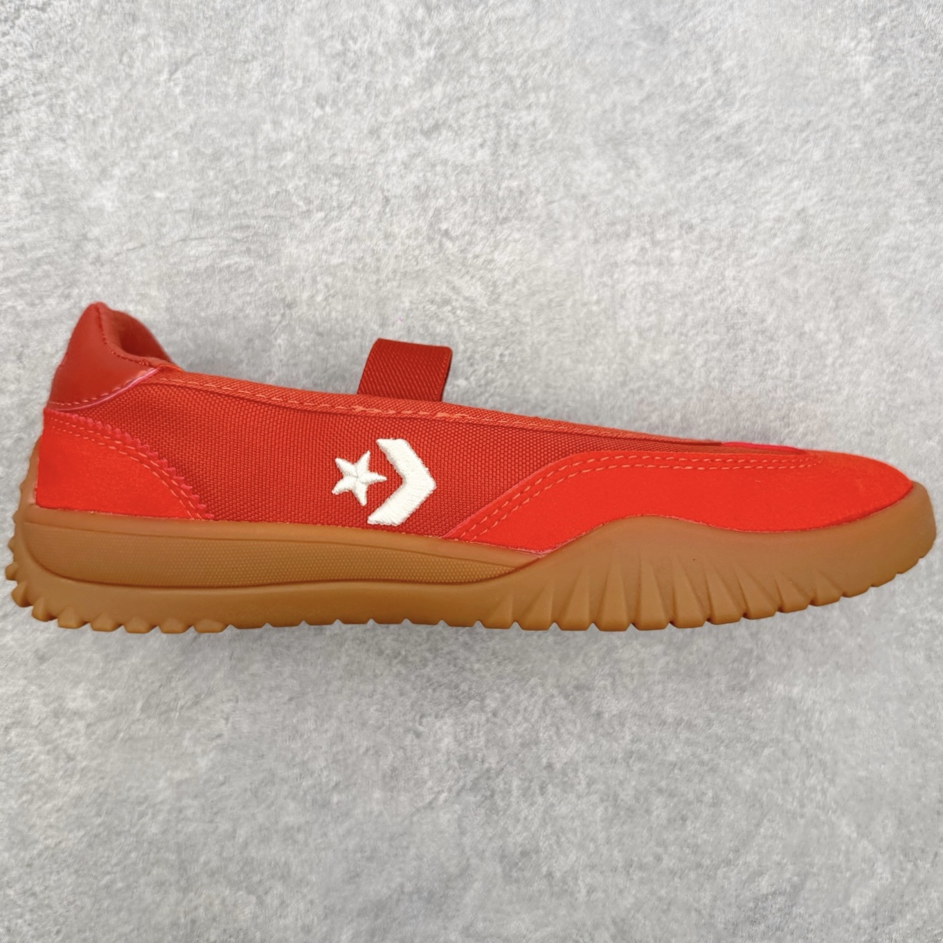 Converse Run Star Trainer复古松紧带 芭蕾风玛丽珍德训鞋鞋型设计采用浅口芭蕾鞋轮