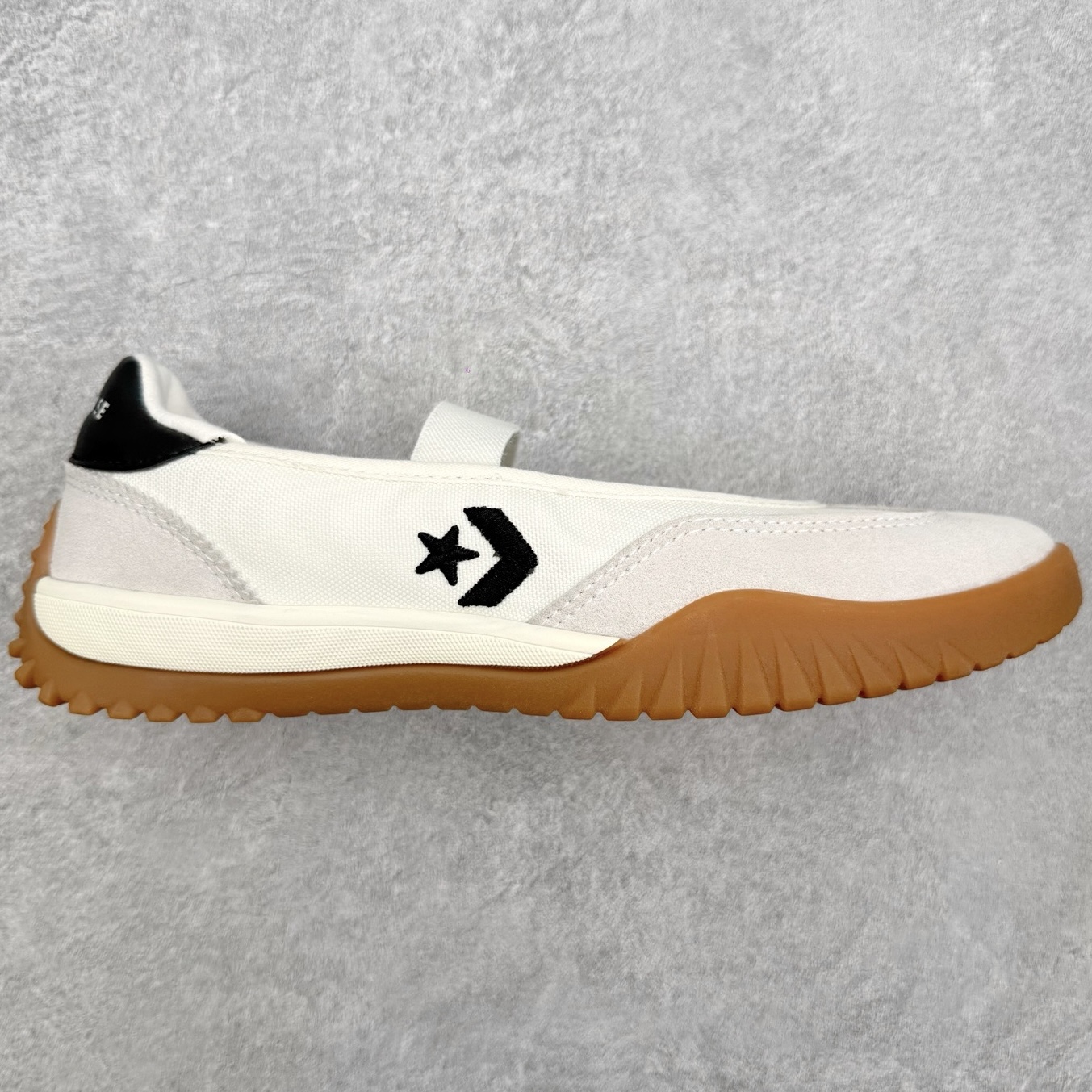 Converse Run Star Trainer复古松紧带 芭蕾风玛丽珍德训鞋鞋型设计采用浅口芭蕾鞋轮