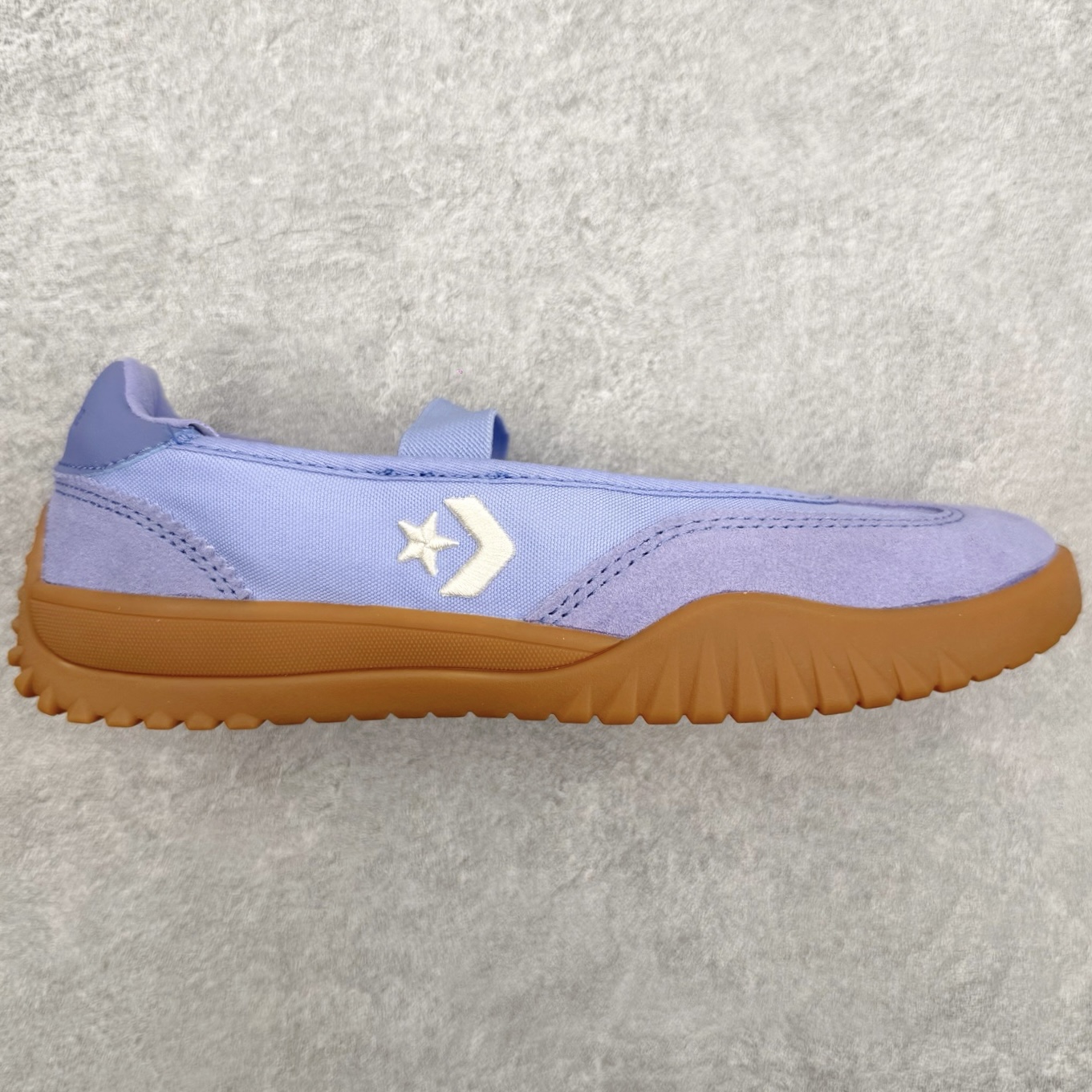Converse Run Star Trainer复古松紧带 芭蕾风玛丽珍德训鞋鞋型设计采用浅口芭蕾鞋轮