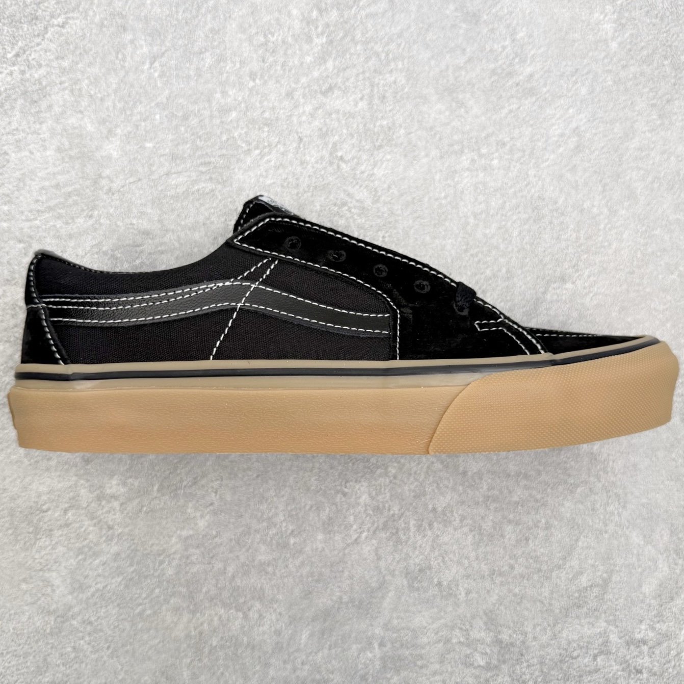 Vans Sk8-Low 黑生胶范斯复古休闲硫化帆布鞋鞋款以黑色麂皮拼接帆布鞋面打造整体鞋身 以SK8-