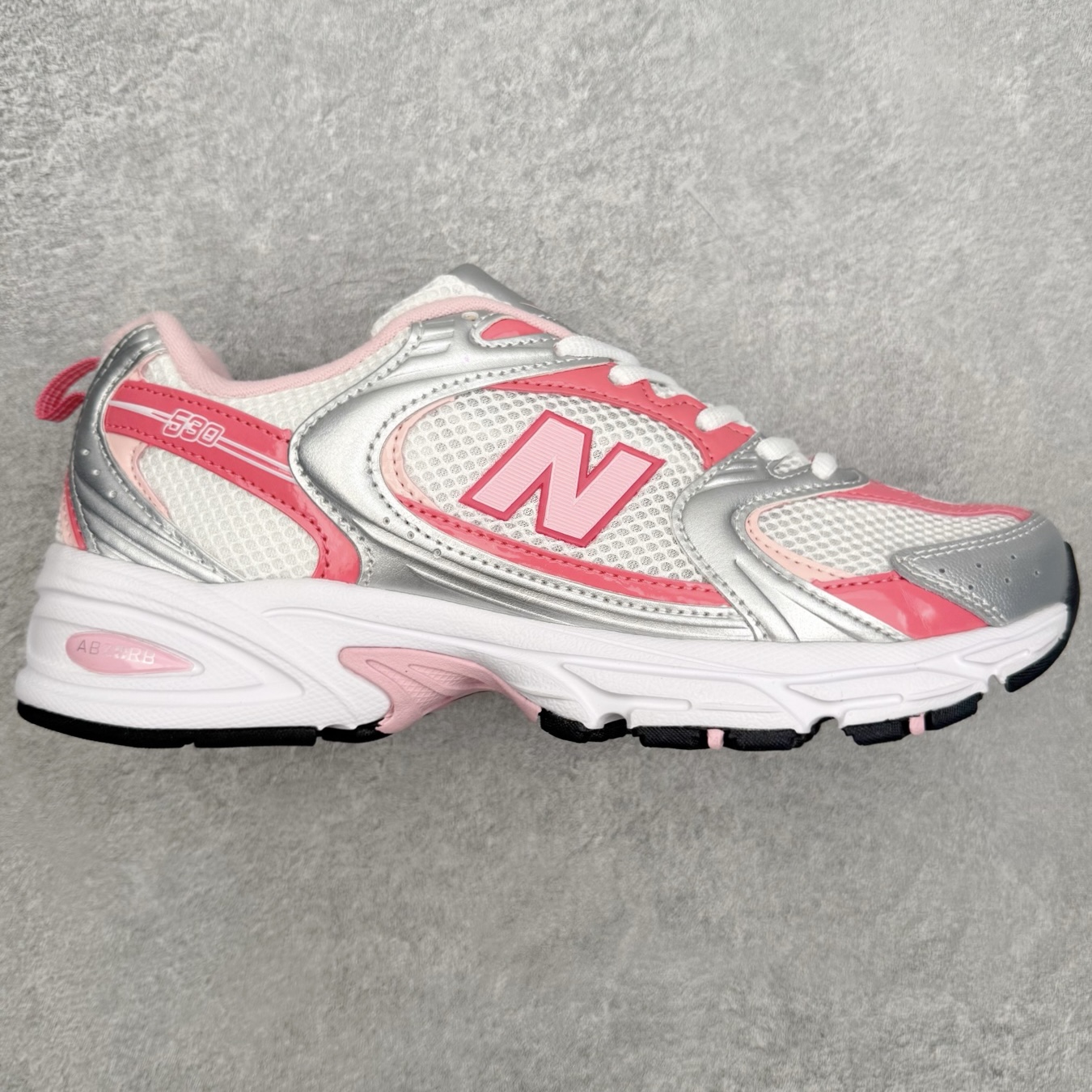 New Balance NB530 新百伦复古透气跑步鞋 抛弃过往以皮革为主的人气轮廓 以极具复古风范的
