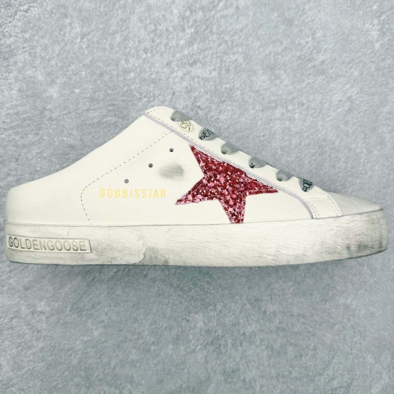 Golden Goose Super-Star GGDB 小脏鞋休闲时尚板鞋 设计有一种不修边幅的酷感 