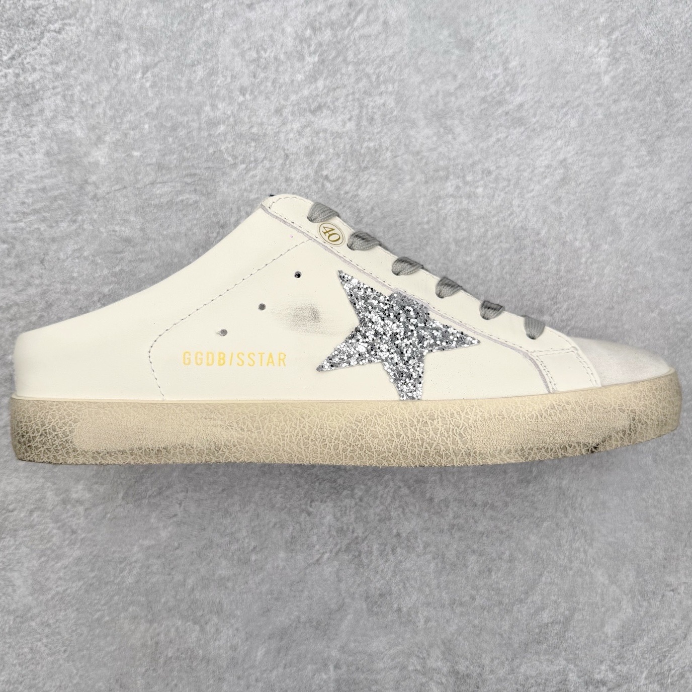 Golden Goose Super-Star GGDB 小脏鞋休闲时尚板鞋 设计有一种不修边幅的酷感 