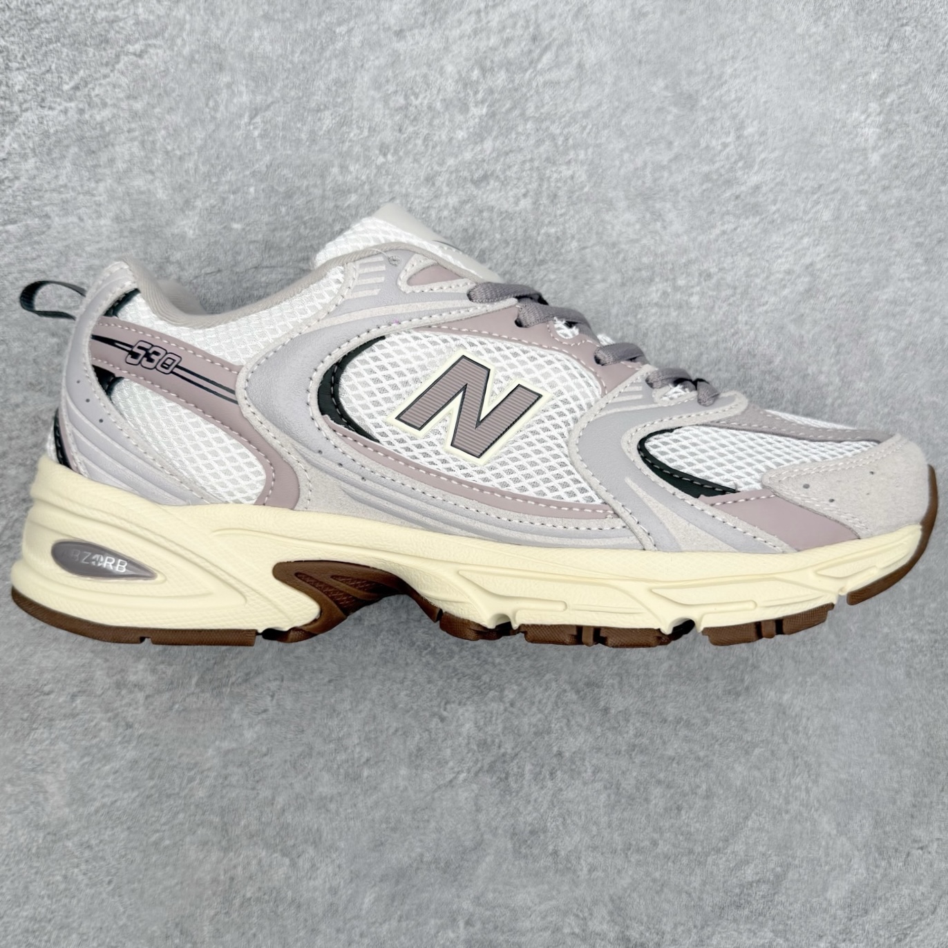New Balance NB530 新百伦复古透气跑步鞋 抛弃过往以皮革为主的人气轮廓 以极具复古风范的