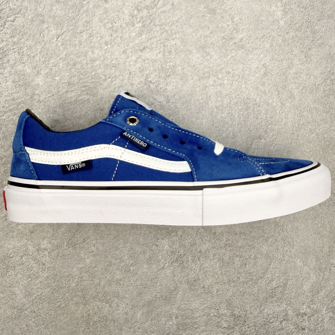 Vans Sk8-Low PROANTIHERO 合作款 专业滑板鞋面采用高饱和度克莱因宝蓝色麂皮拼接帆