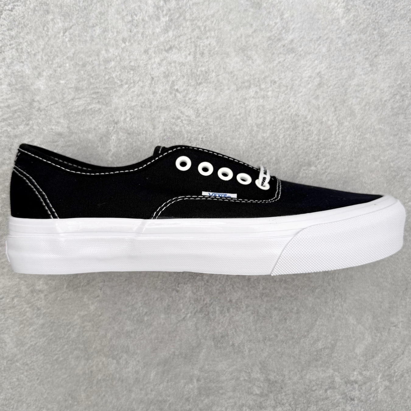 Vans Authentic Vault Og 黑白高端支线以更加复古的版型推出了全新的Original