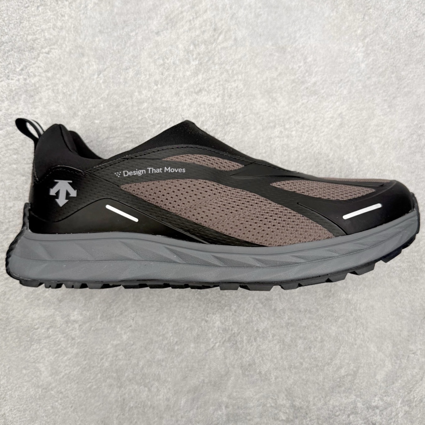 迪桑特DESCENTE Running EASE AIR WIRE缓震透气轻便 跑步鞋 男款 DESCE