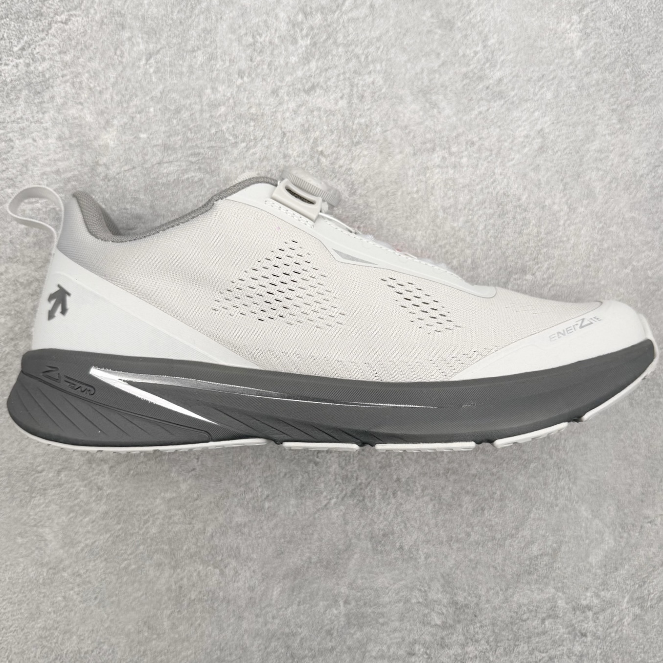 迪桑特DESCENTE Running EASE AIR WIRE缓震透气轻便 跑步鞋 男款 DESCE