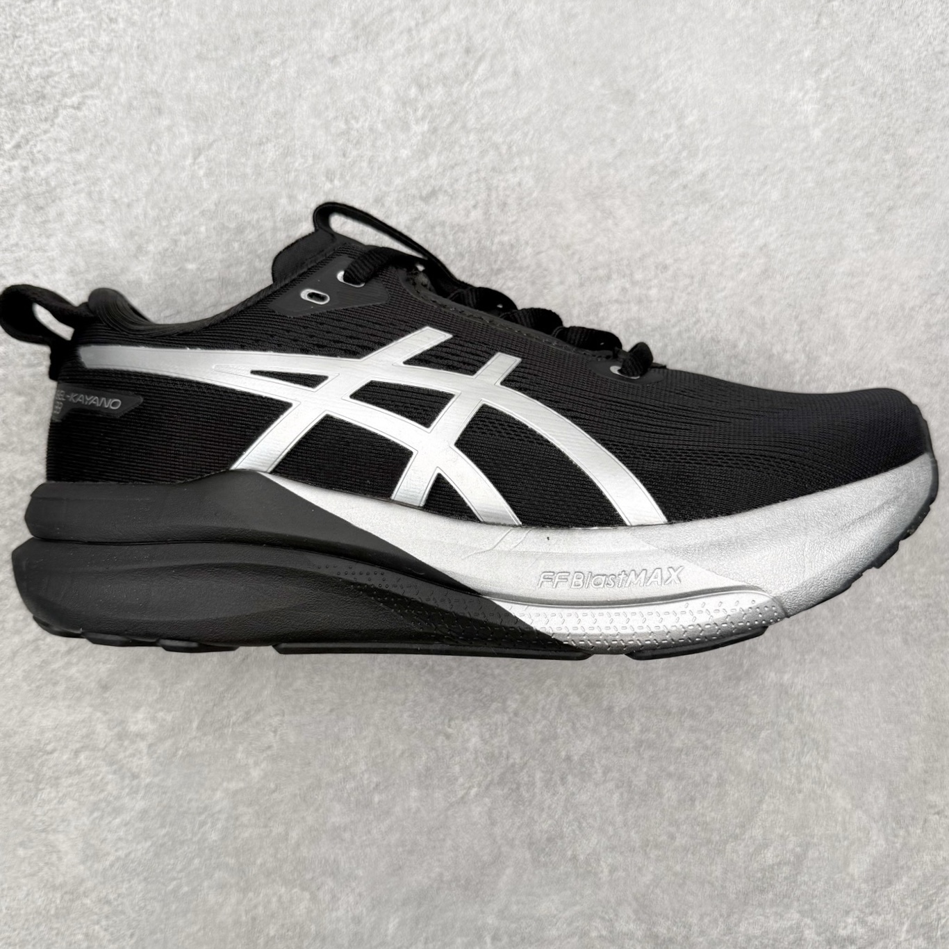 ASICS GEL-KAYANO 33 舒适贴合透气支撑回弹跑步鞋 ASICS（亚瑟士）是日本实业家鬼冢