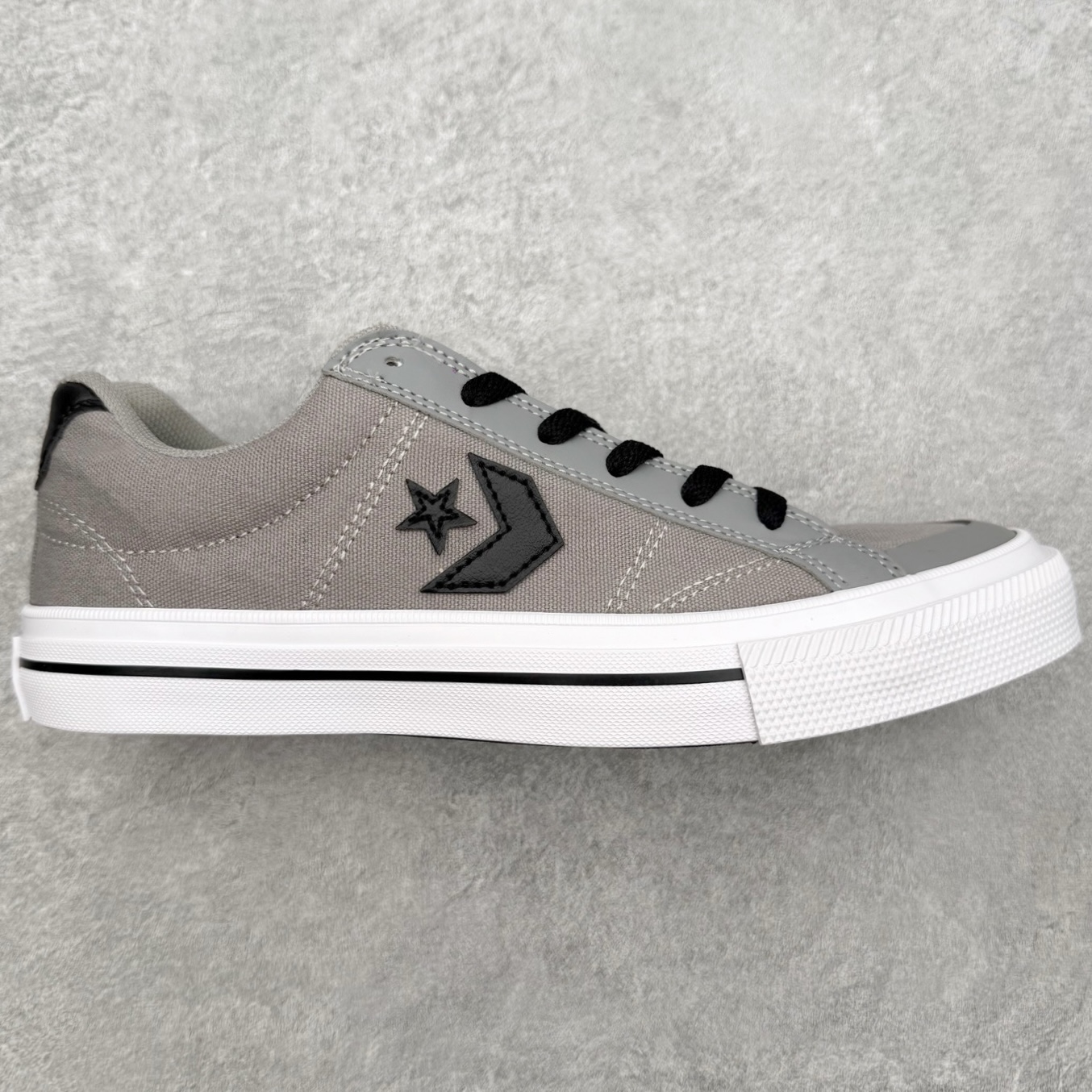 Converse Sport Casual 星箭美式经典低帮滑板帆布鞋鞋面采用精选厚实透气帆布，挺括有型