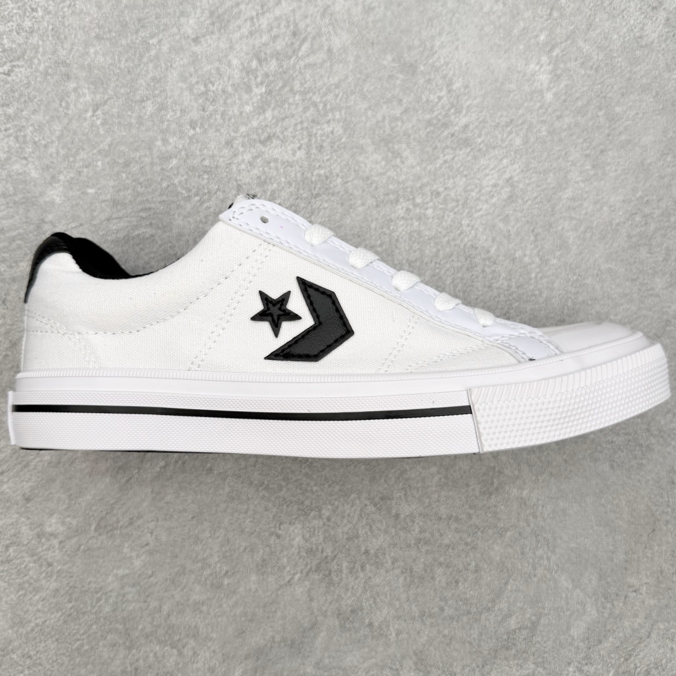Converse Sport Casual 星箭美式经典低帮滑板帆布鞋鞋面采用精选厚实透气帆布，挺括有型