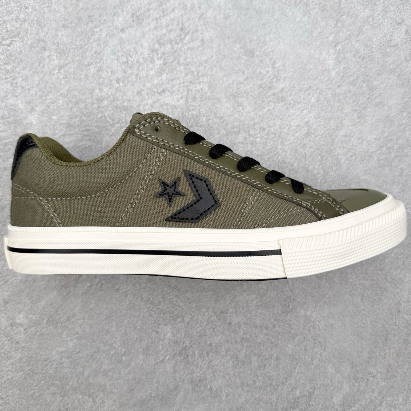 Converse Sport Casual 星箭美式经典低帮滑板帆布鞋鞋面采用精选厚实透气帆布，挺括有型
