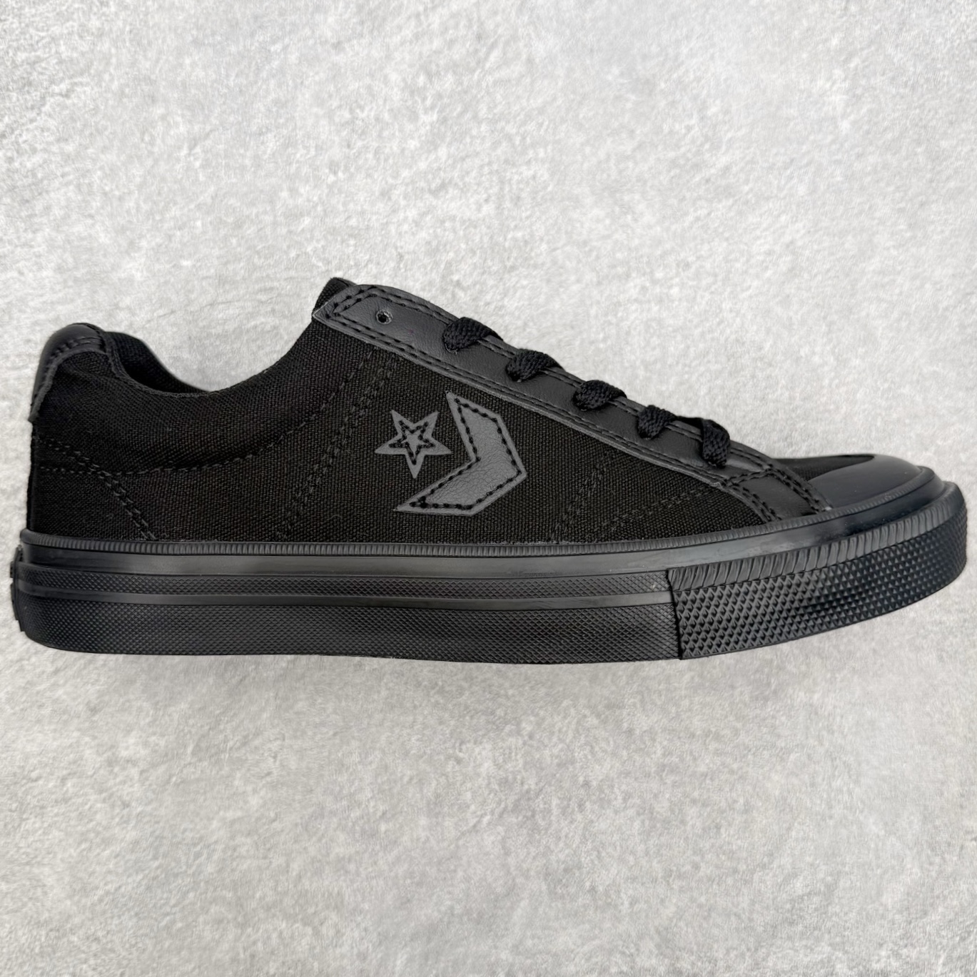 Converse Sport Casual 星箭美式经典低帮滑板帆布鞋鞋面采用精选厚实透气帆布，挺括有型