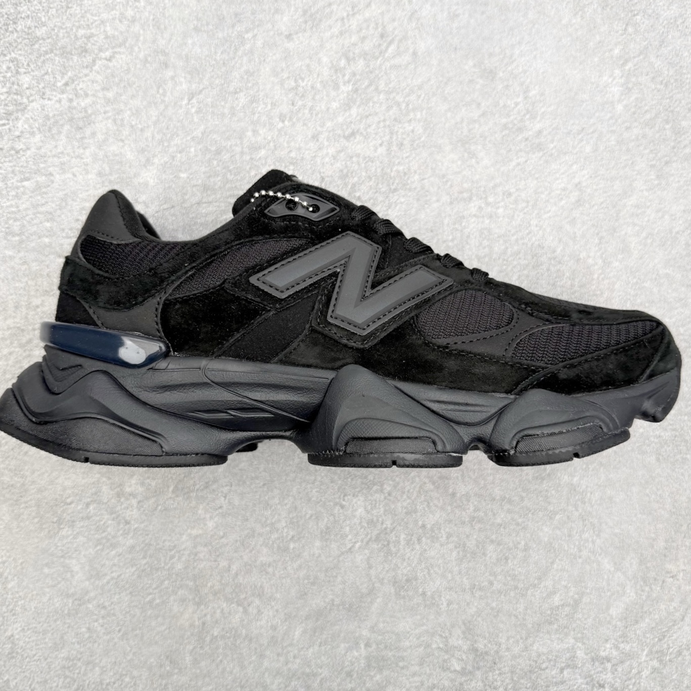 New Balance NB9060 复古运动鞋 新百伦又带来了新鞋型 并且是与芝加哥街头品牌 Joe 