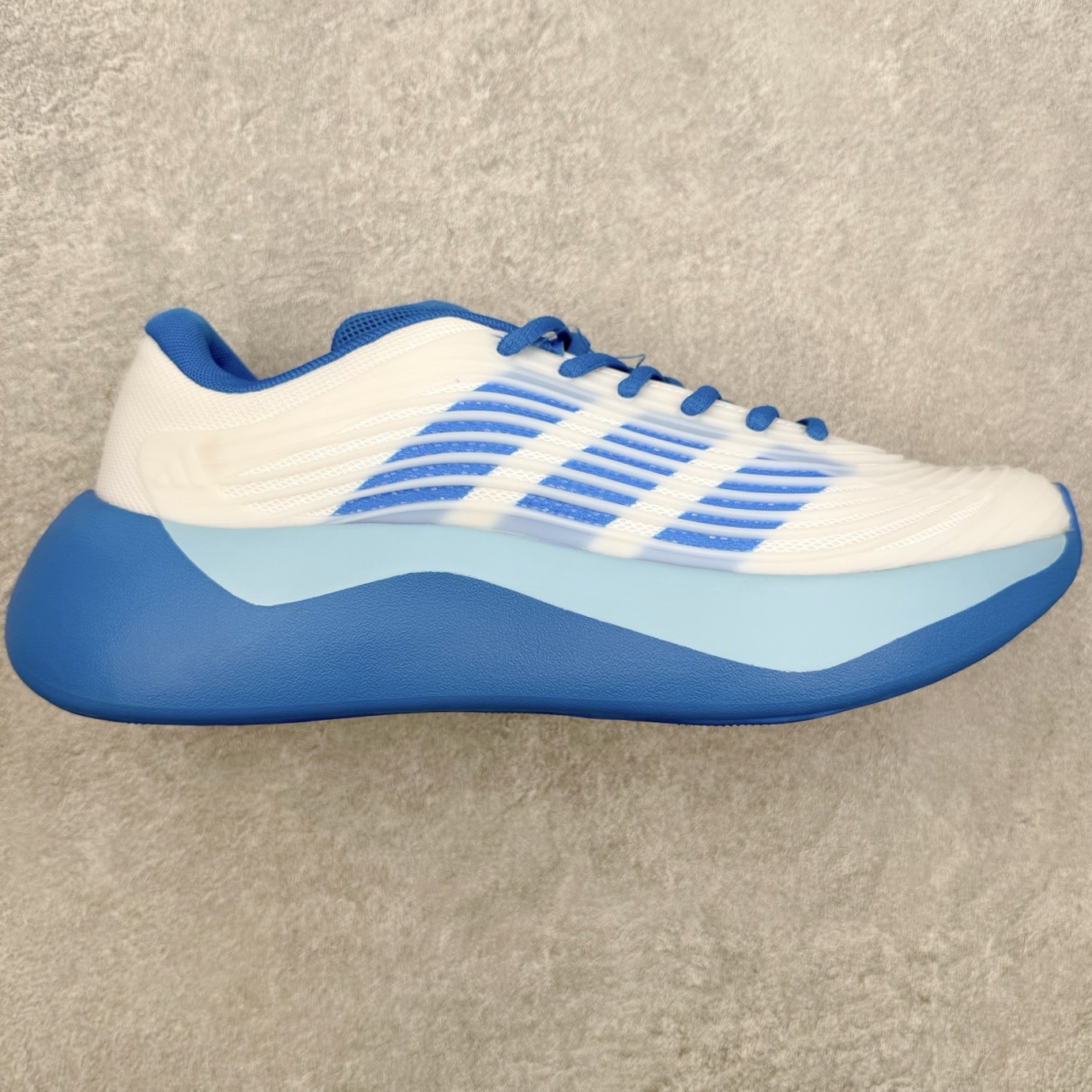 AD Hyperboost Edge 爆米花缓震舒适贴合跑步鞋 在 BOOST 之前冠以了 “HYPER
