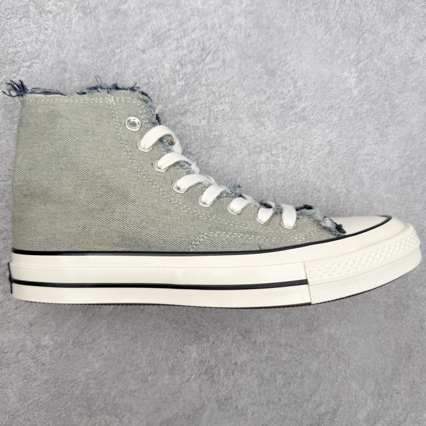Converse Chuck 70s 水洗渐变牛仔采用双层水洗牛仔布打造，做旧渐变蓝灰调，从鞋头深蓝自然