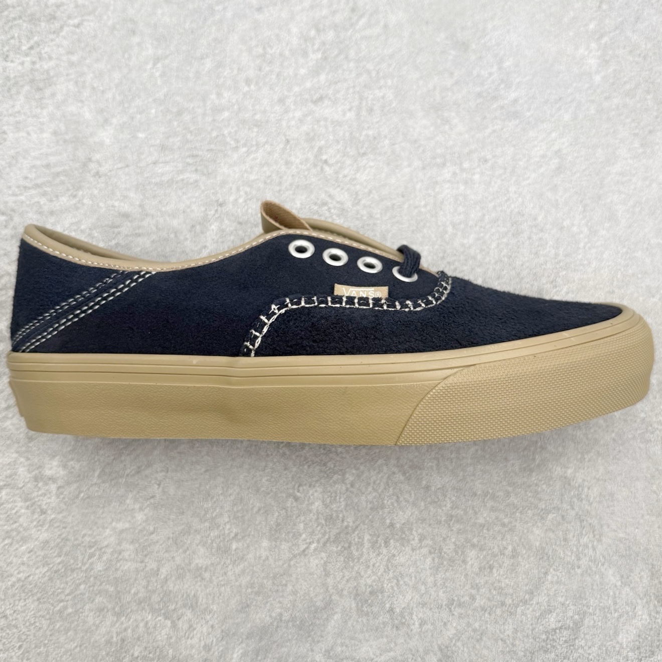 Vans Authentic Kickdown 2.0复古走线生胶低帮休闲帆布鞋鞋面采用全麂皮材质，质感