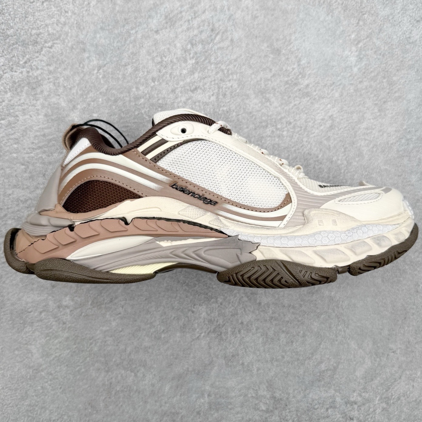 Balenciaga巴黎世家 Triple S .2 Gradient 厚底系带低帮老爹鞋鞋身分层结构 