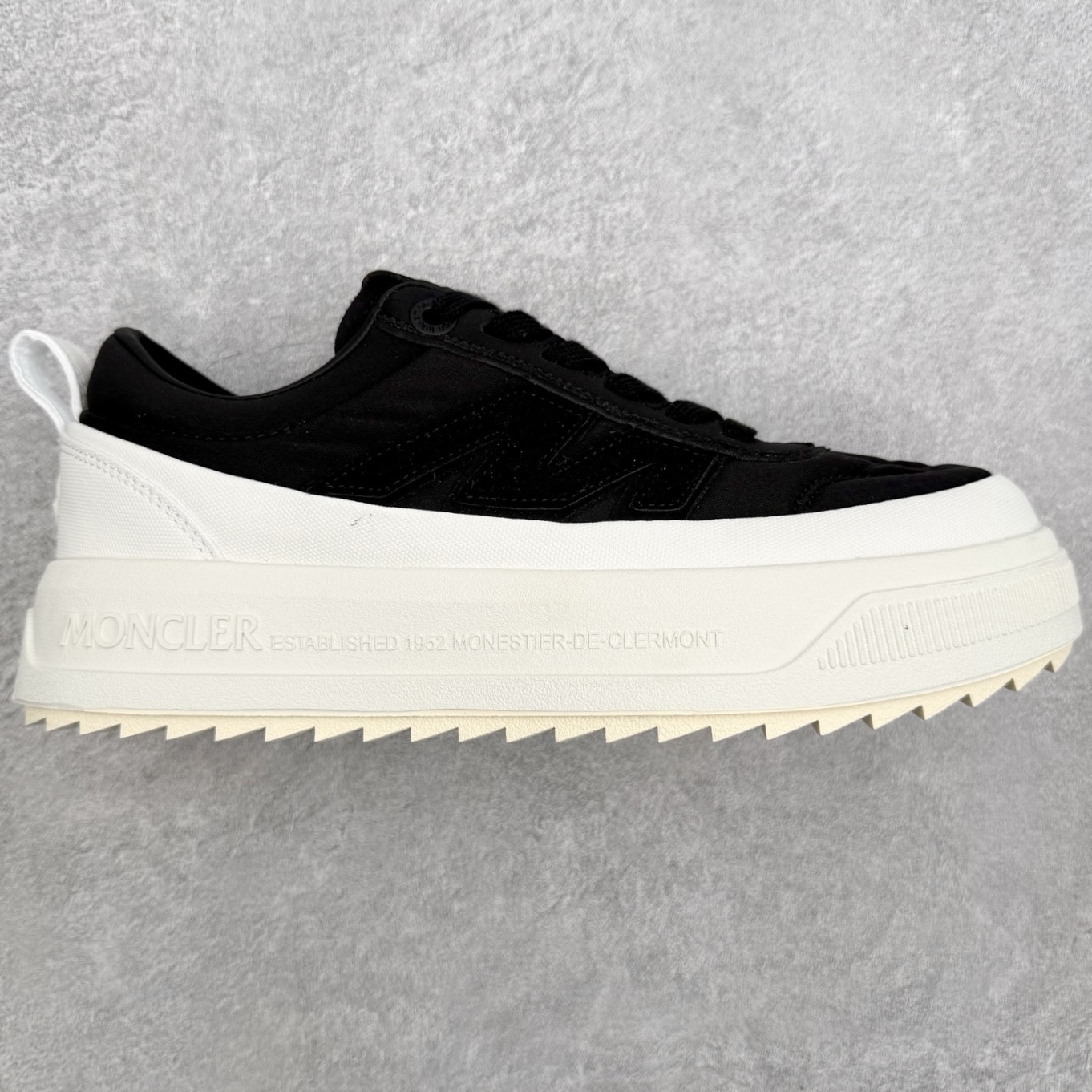Moncler盟可睐 Altive 磨砂皮圆头系带低帮板鞋 4.2cm MONCLER（盟可睐）是一个以