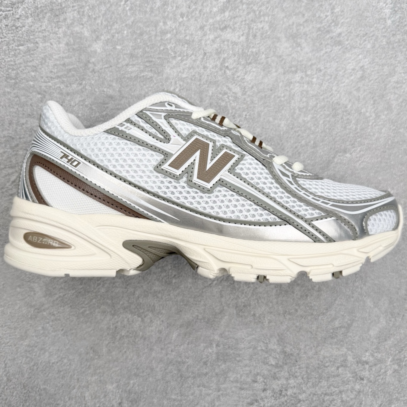 New Balance MR740 NB新百伦系列复古老爹风休闲运动慢跑鞋 采用轻质牛剖革拼接透气网眼衬