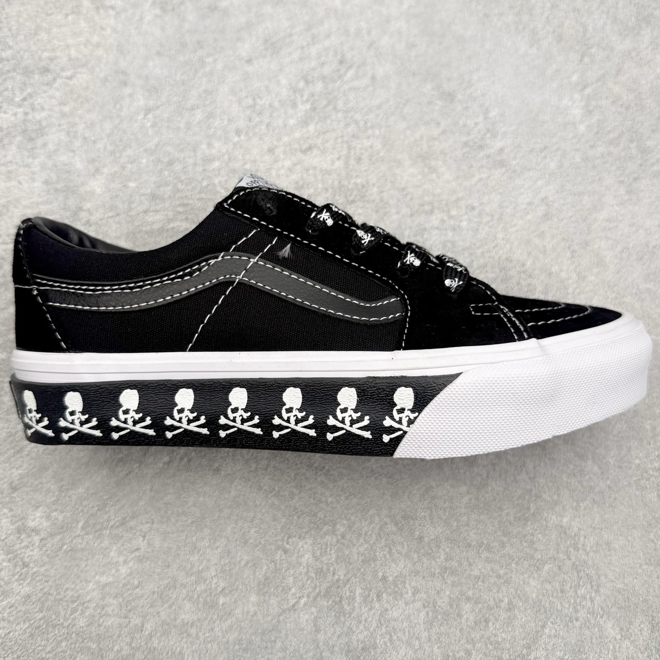 Vans Sk8-Low 暗黑骷髅💀鞋身采用黑麂皮拼接帆布材质白色明线勾勒鞋身轮廓 层次分明鞋带印满骷髅