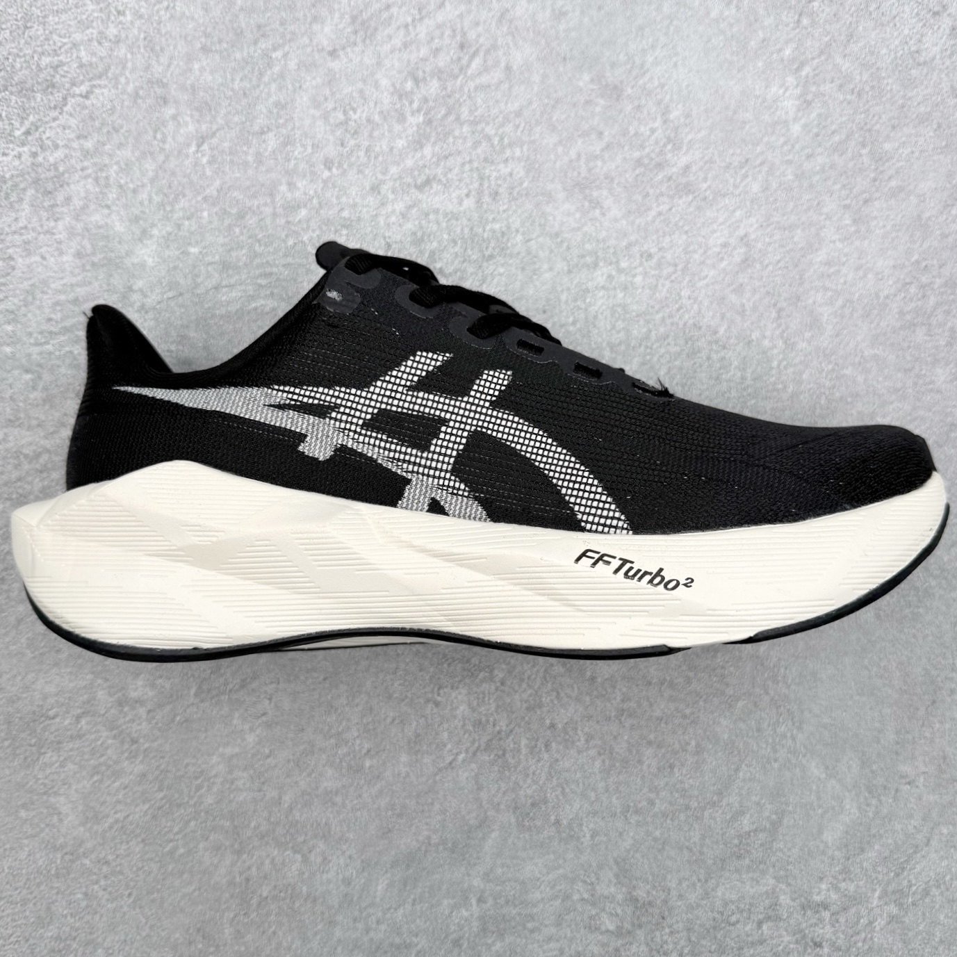 ASICS NOVABLAST 6 舒适百搭低帮马拉松训练竞速跑步鞋 ASICS（亚瑟士）是日本实业家鬼