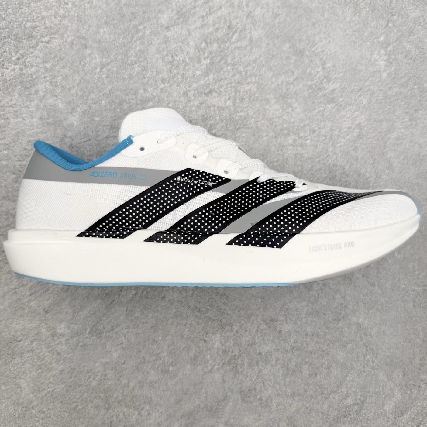 AD Adizero Adios 10 竞速训练跑鞋完整解析一、外观核心识别特征1. 配色与标识整体白基