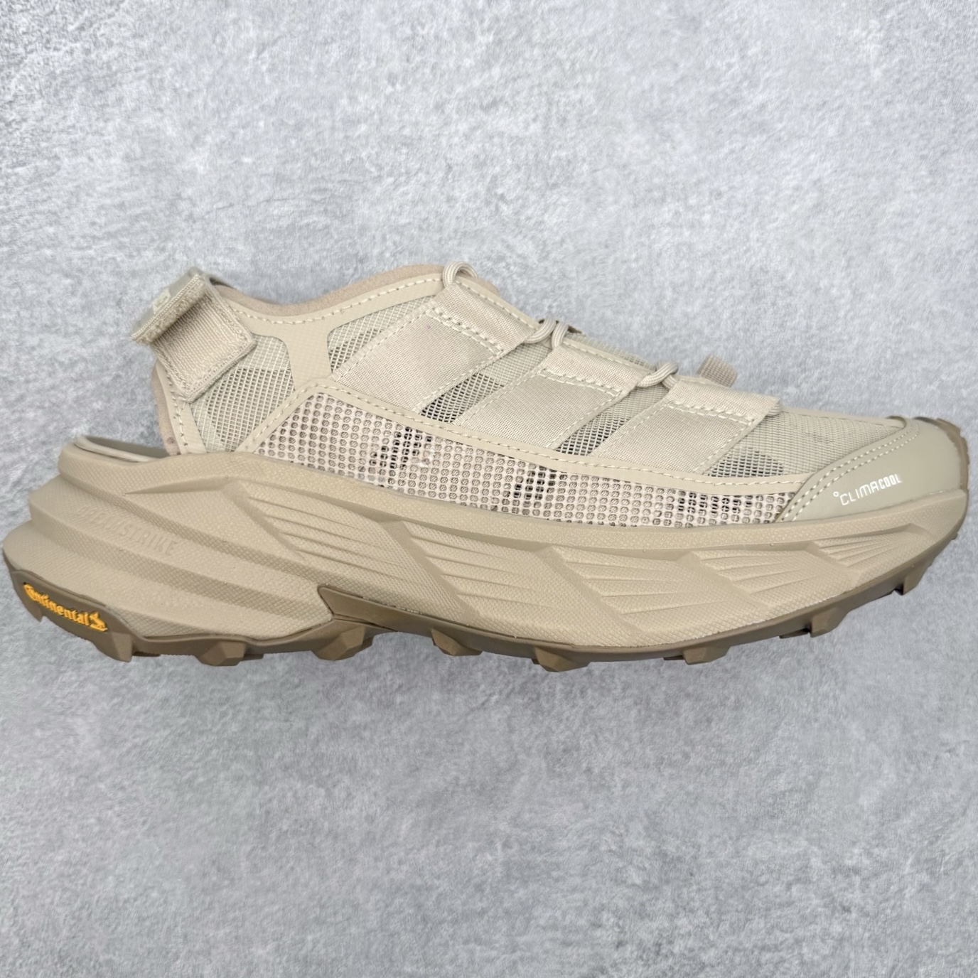 AD 户外溯溪后空凉鞋（CLIMACOOL 越野厚底款）一、外观核心识别特征1. 整体版型无后跟全包设计