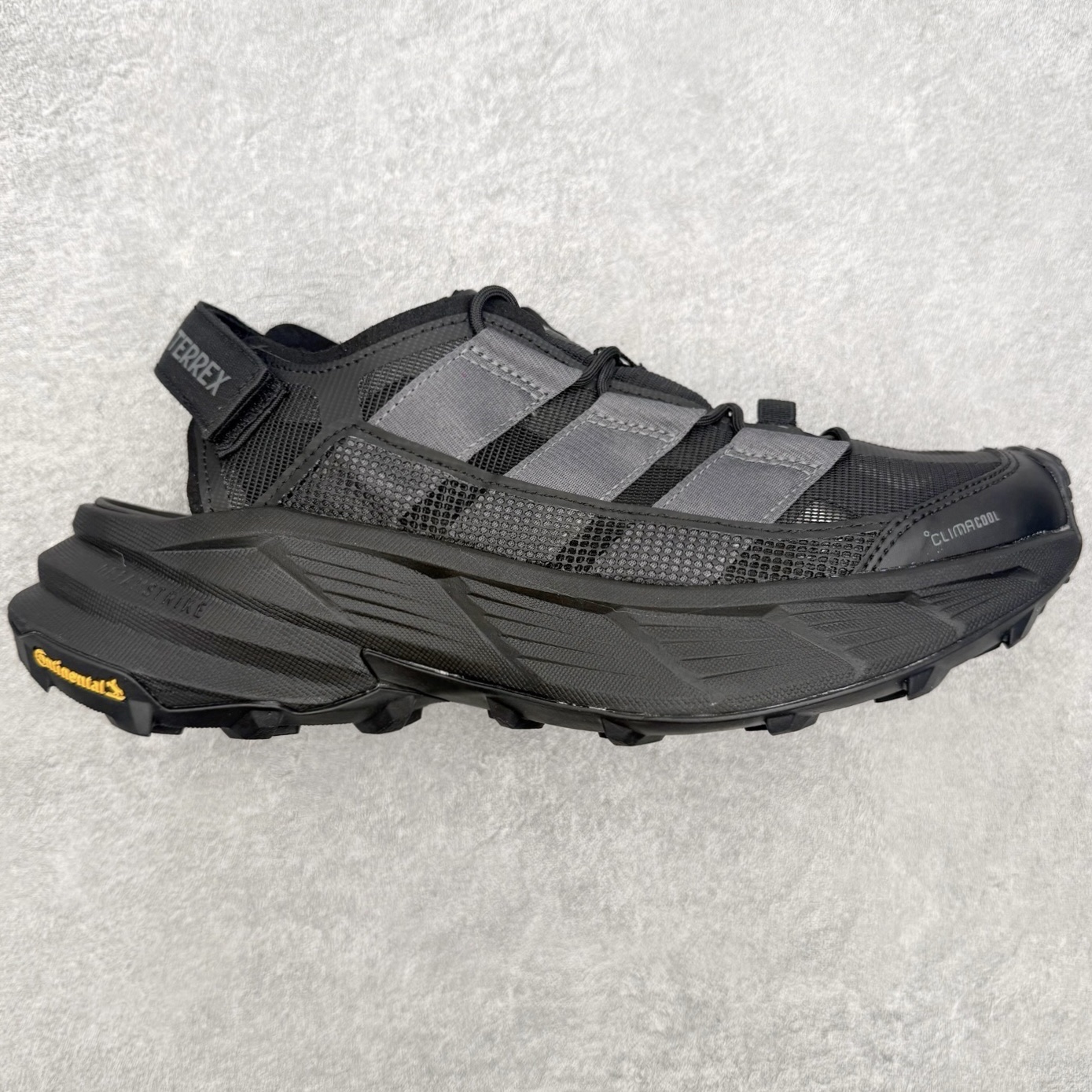 AD 户外溯溪后空凉鞋（CLIMACOOL 越野厚底款）一、外观核心识别特征1. 整体版型无后跟全包设计