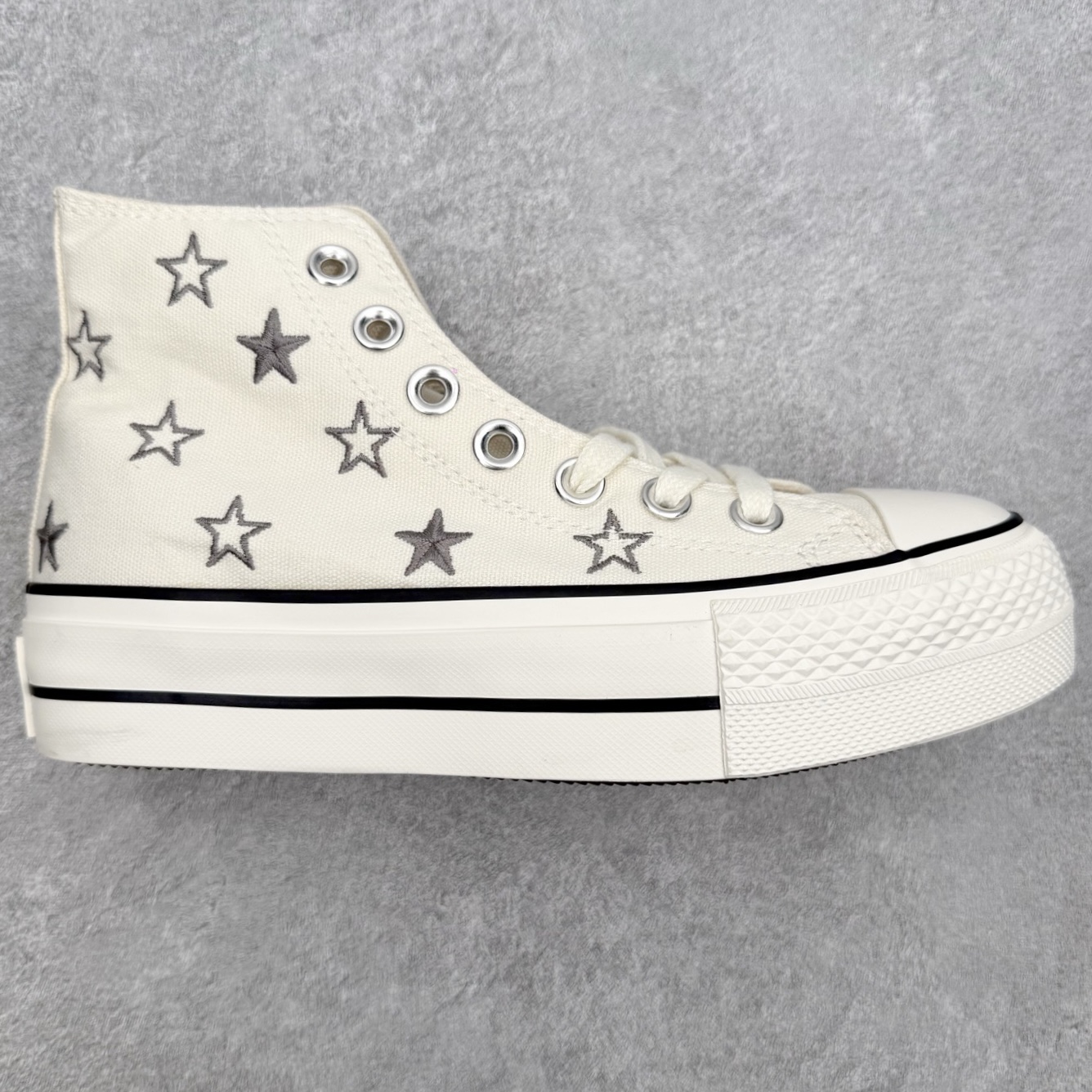 Converse All Star Lift 厚底星星刺绣采用柔和米白帆布材质 触感柔软透气 鞋面满幅渐