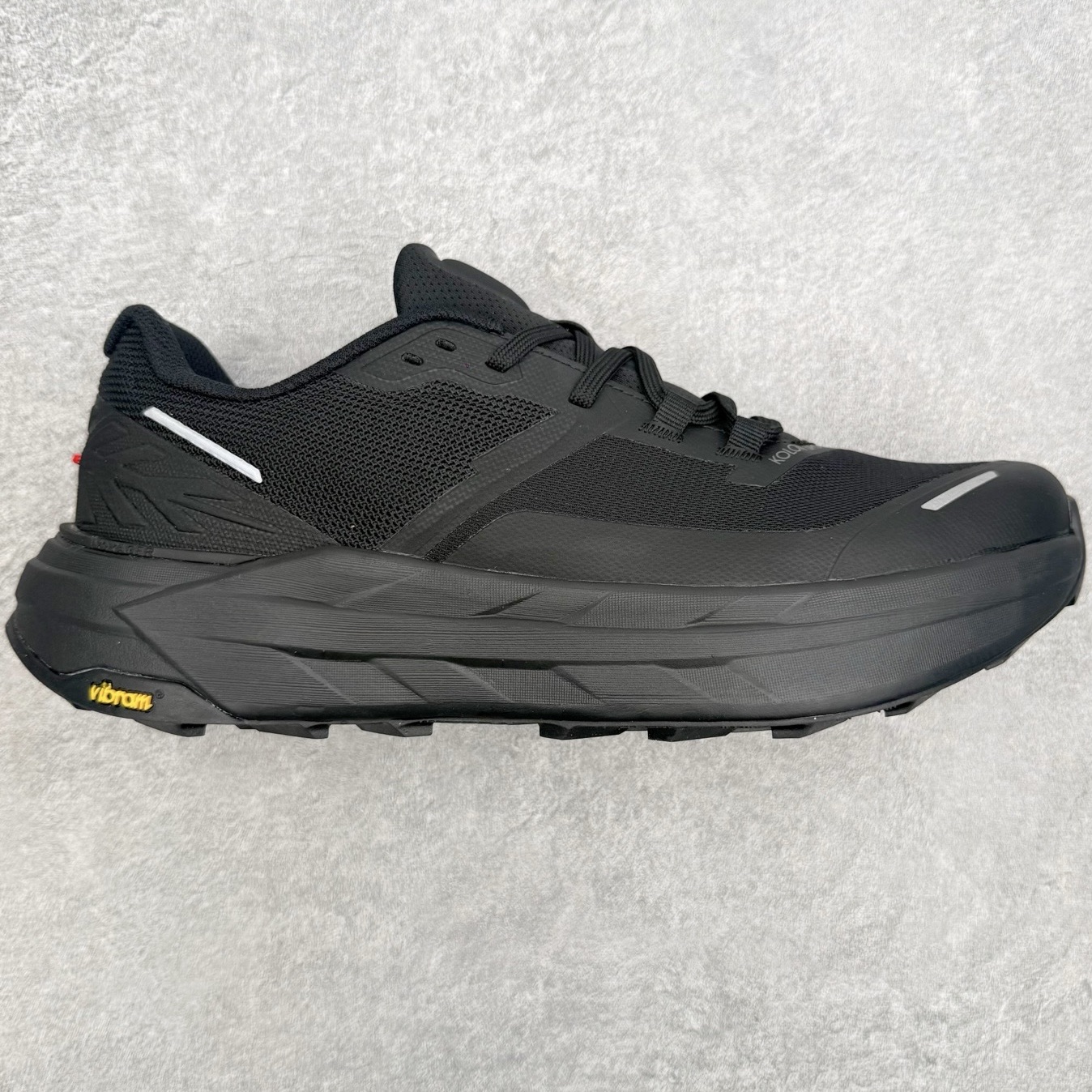 KOLON SPORT 可隆Vibram大底全黑户外徒步登山鞋产品概述本款为可隆户外系列低帮专业徒步鞋，