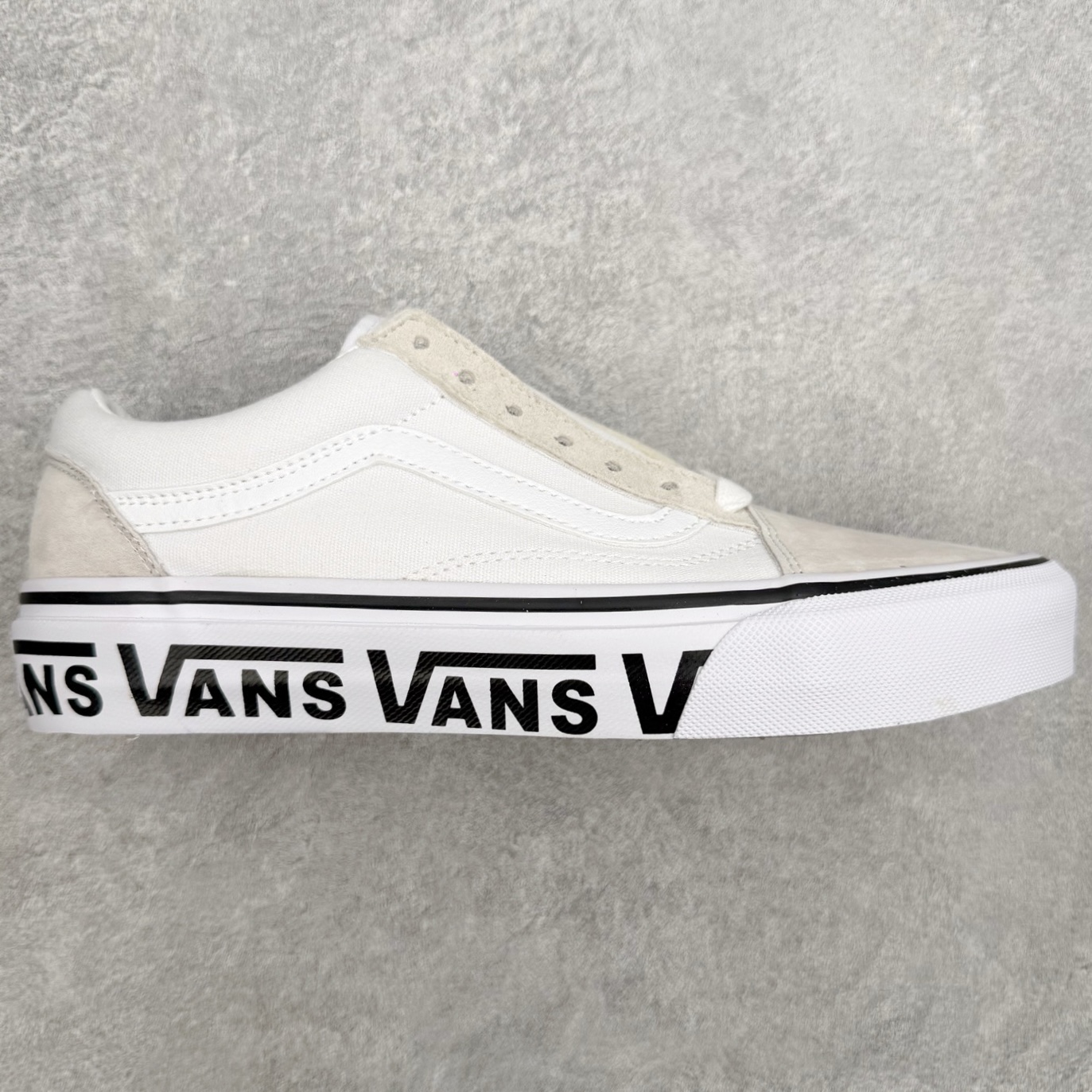 Vans Premium Old Skool 黑白/米灰鞋款以Old Skool鞋型为蓝本 鞋身采用麂皮