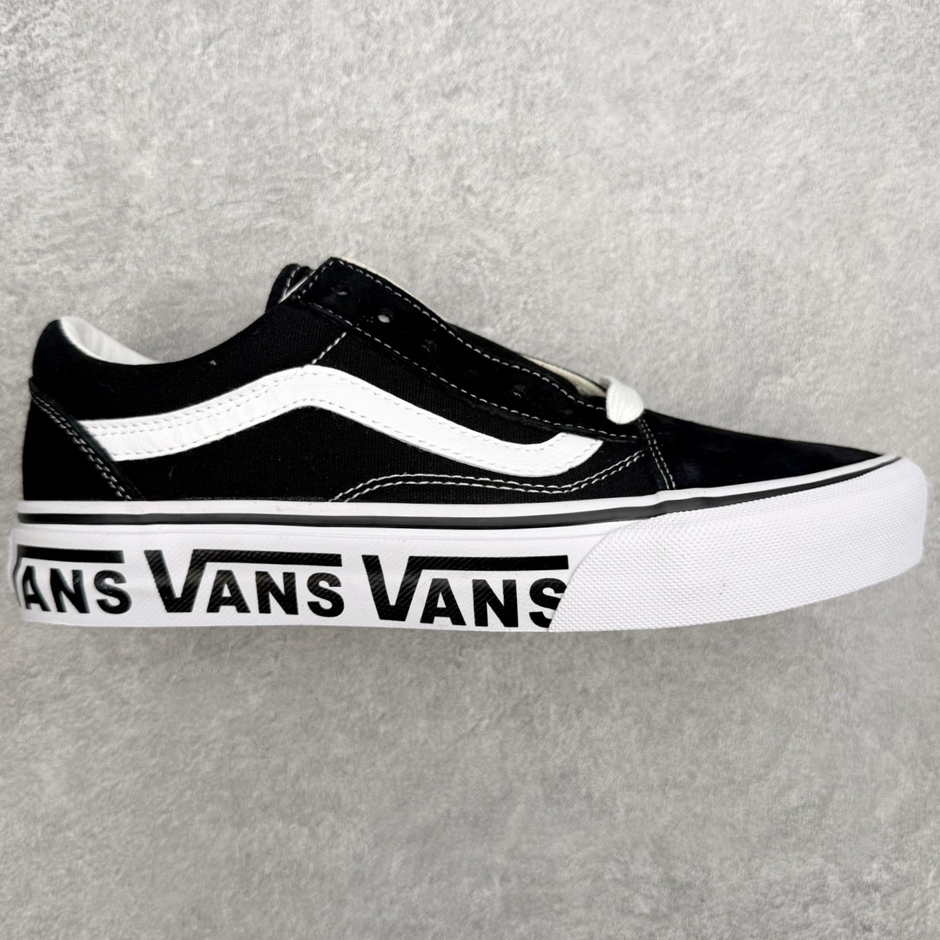 Vans Premium Old Skool 黑白/米灰鞋款以Old Skool鞋型为蓝本 鞋身采用麂皮