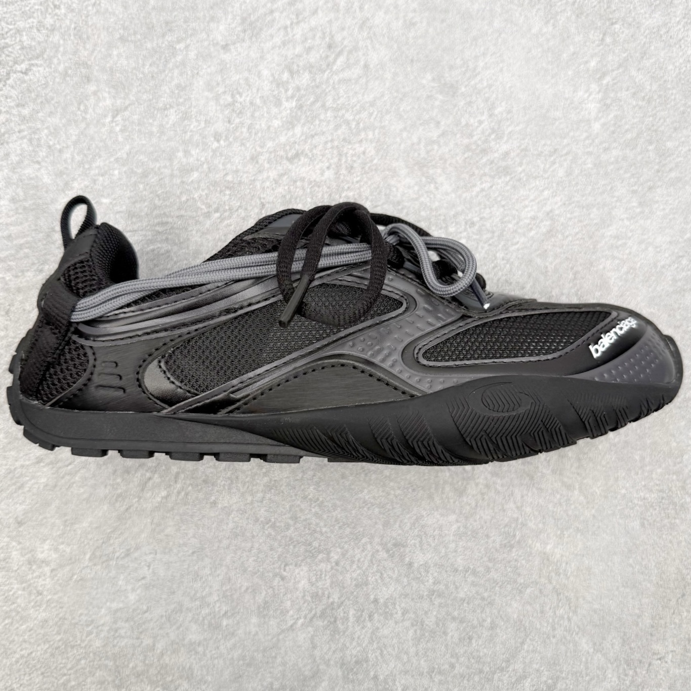 BALENCIAGA 巴黎世家Radar拼色网面运动休闲鞋产品概述本款为巴黎世家2026夏季女士Rada