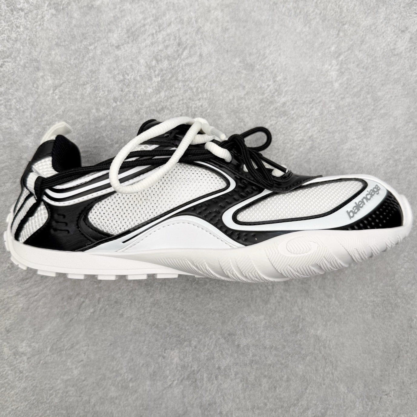 BALENCIAGA 巴黎世家Radar拼色网面运动休闲鞋产品概述本款为巴黎世家2026夏季女士Rada