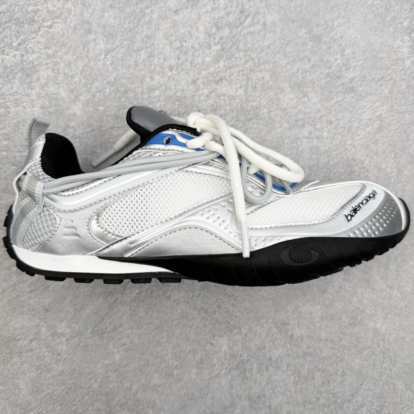 BALENCIAGA 巴黎世家Radar拼色网面运动休闲鞋产品概述本款为巴黎世家2026夏季女士Rada