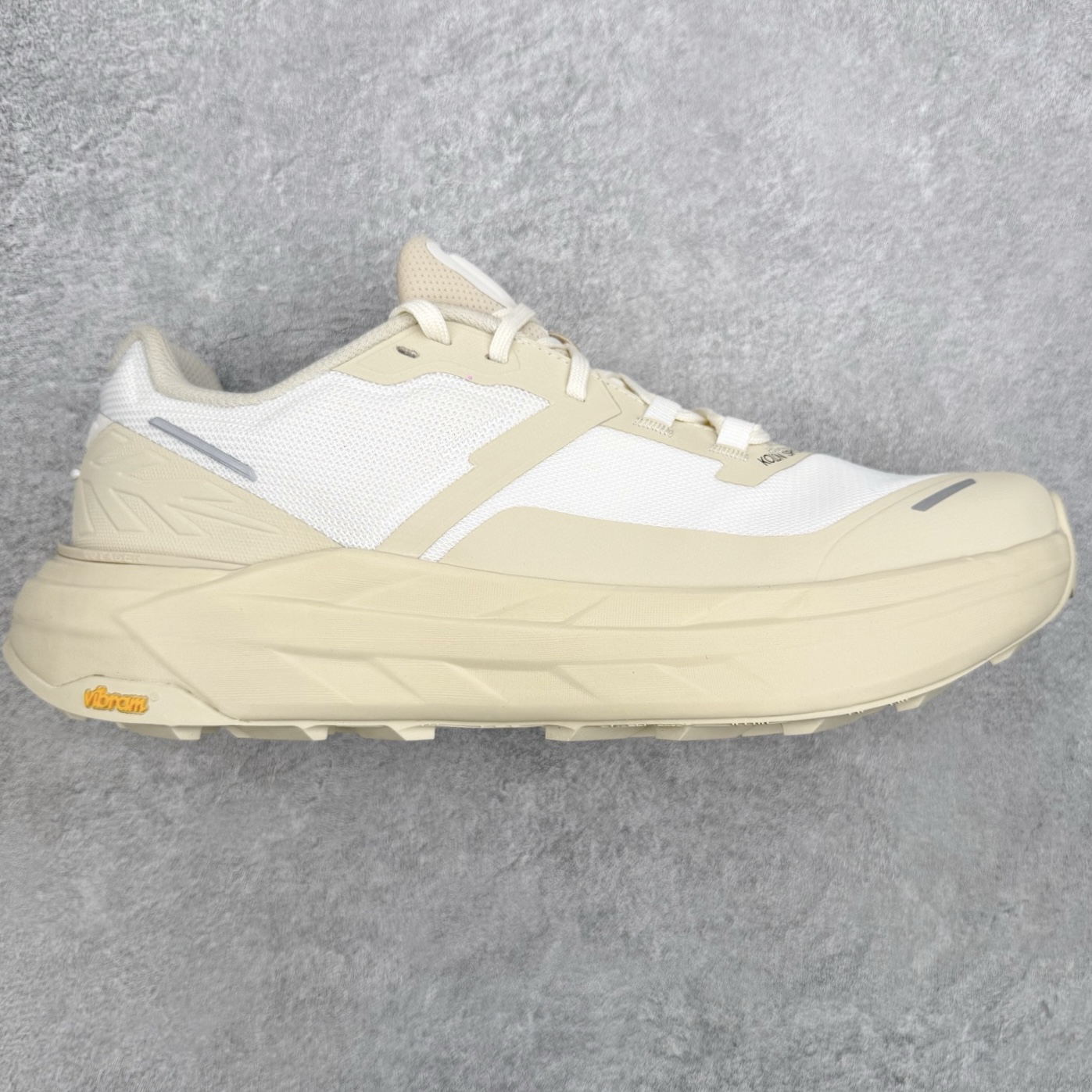 KOLON SPORT 可隆Vibram大底全黑户外徒步登山鞋产品概述本款为可隆户外系列低帮专业徒步鞋，