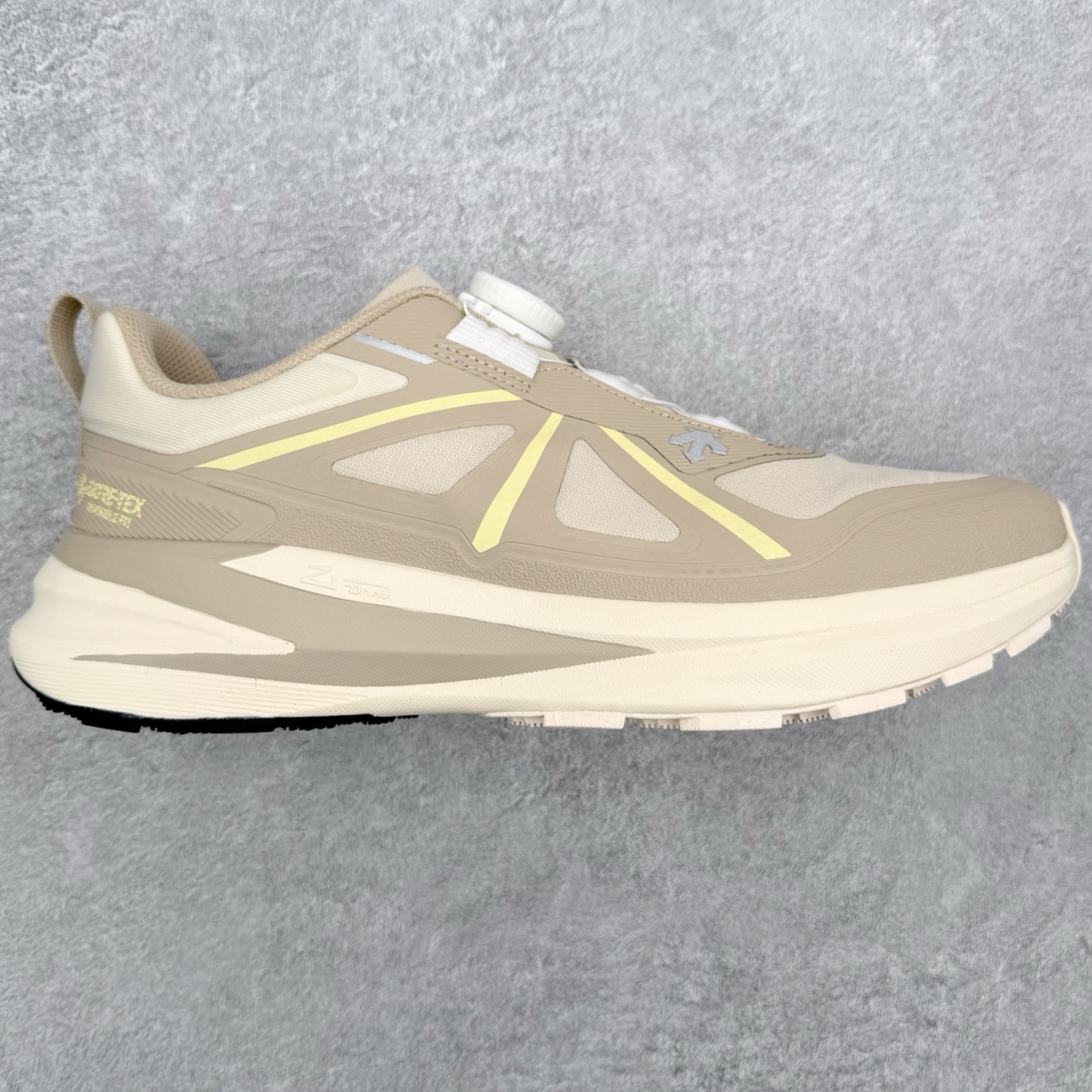 迪桑特DESCENTE RUNNING系列 LAVITATE 3.0 AIR WIRE 缓震舒适 BOA
