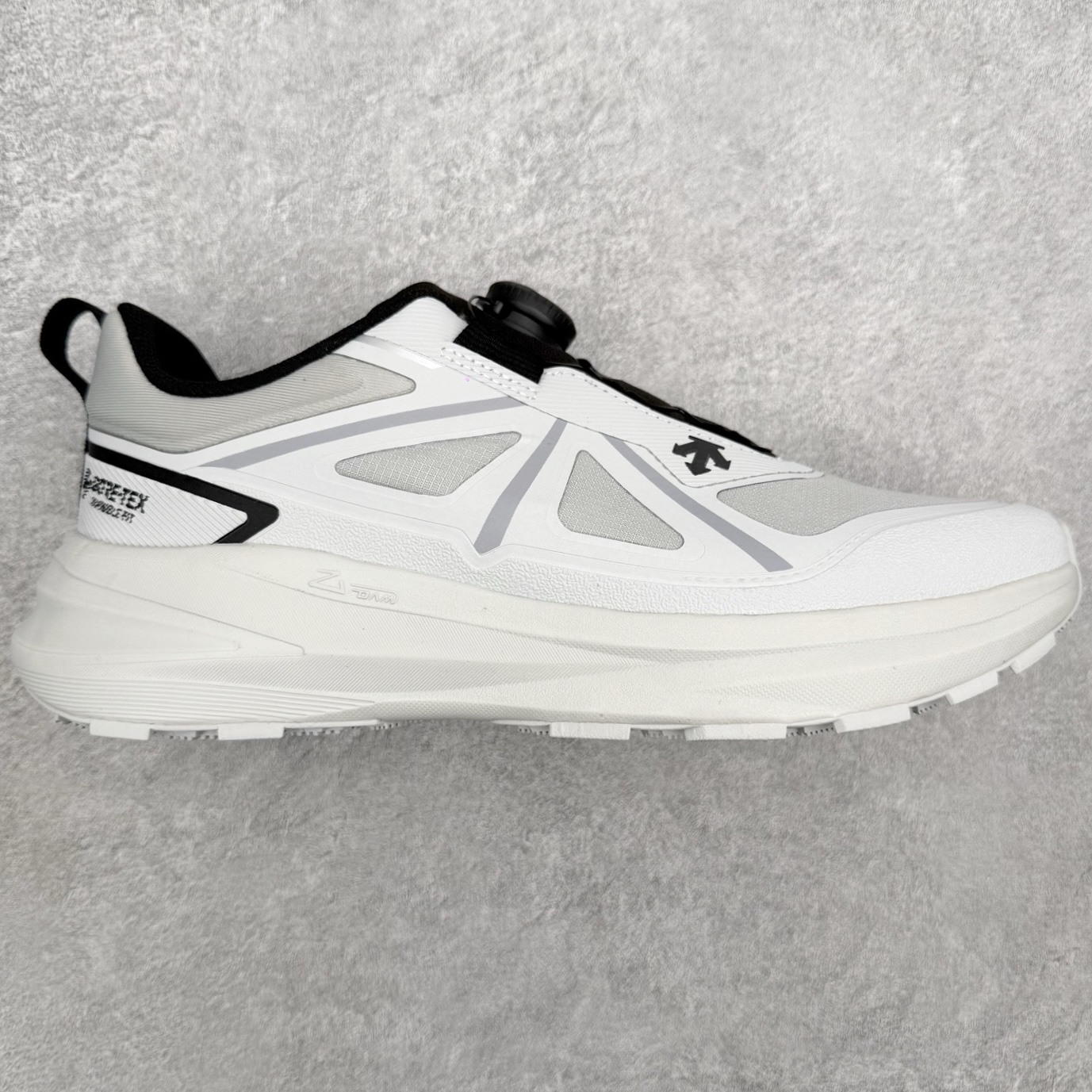 迪桑特DESCENTE RUNNING系列 LAVITATE 3.0 AIR WIRE 缓震舒适 BOA