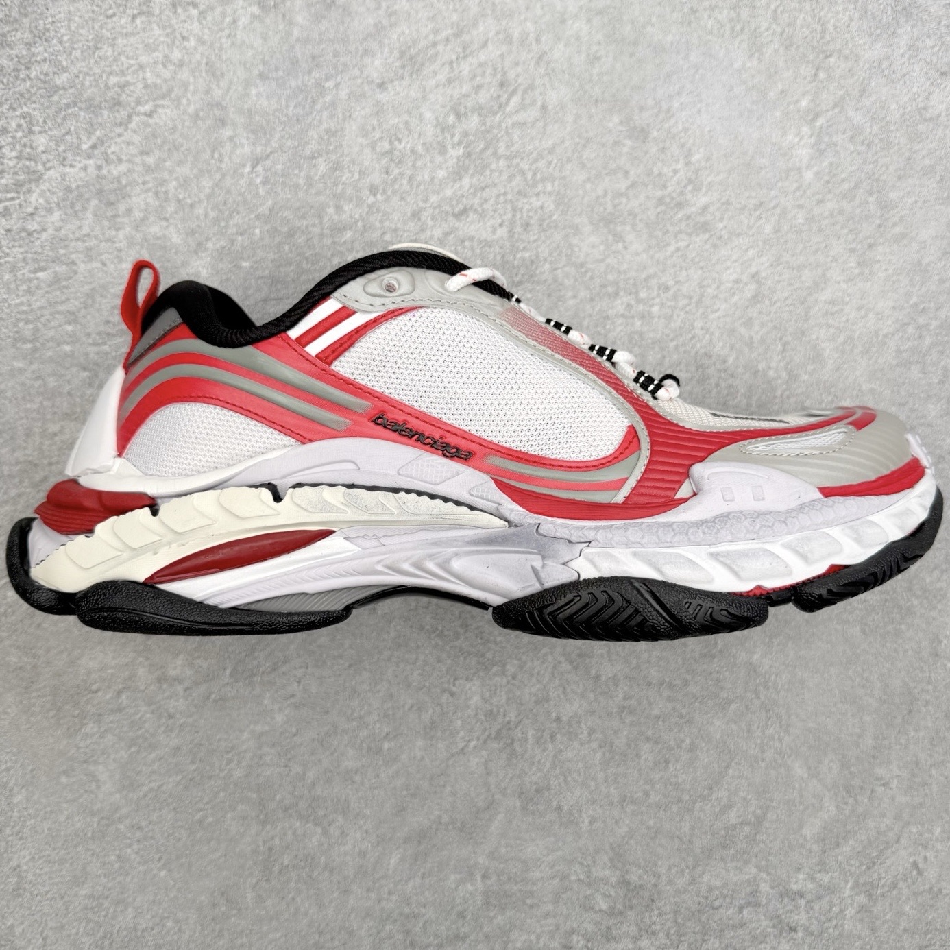 Balenciaga巴黎世家 Triple S .2 Gradient 厚底系带低帮老爹鞋鞋身分层结构 
