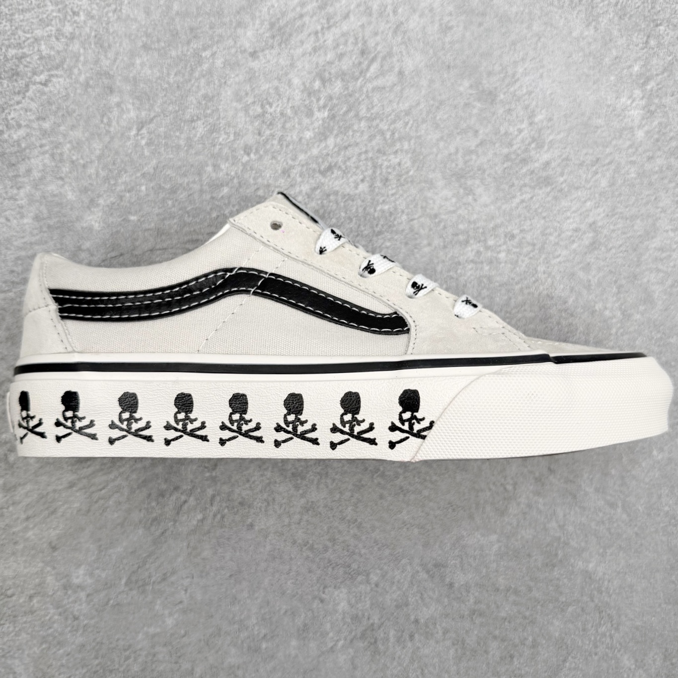 Vans Sk8-Low 骷髅限定💀鞋身采用米灰麂皮拼接帆布材质鞋带印满骷髅骨头纹样呼应鞋侧围条环绕连续