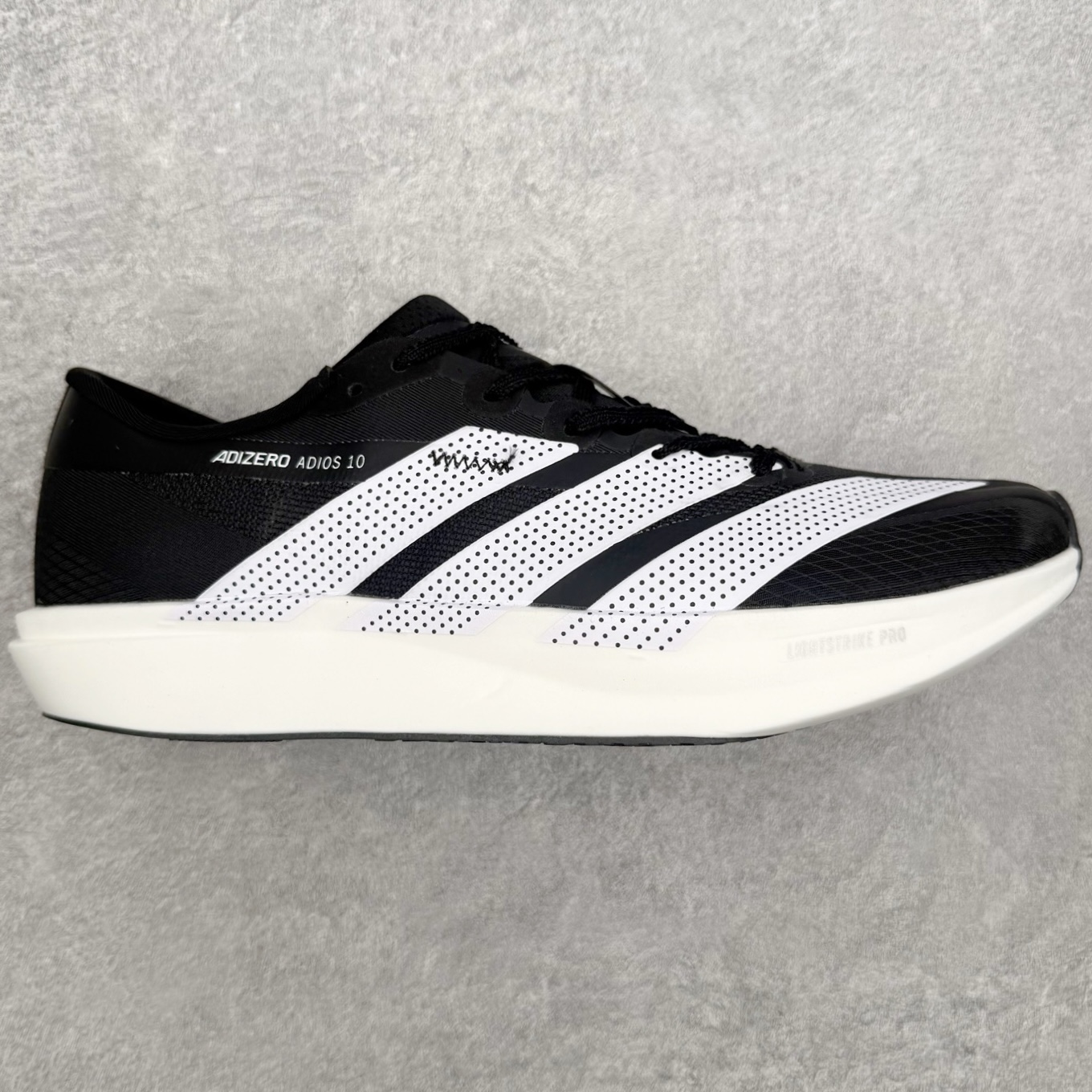 AD Adizero Adios 10 竞速训练跑鞋完整解析一、外观核心识别特征1. 配色与标识整体白基