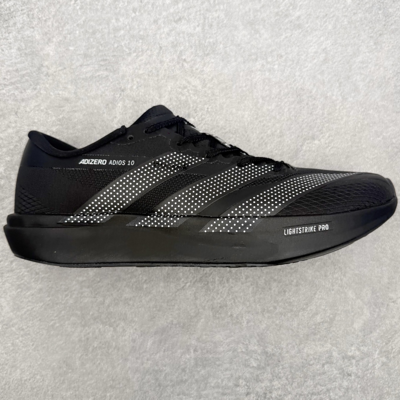 AD Adizero Adios 10 竞速训练跑鞋完整解析一、外观核心识别特征1. 配色与标识整体白基