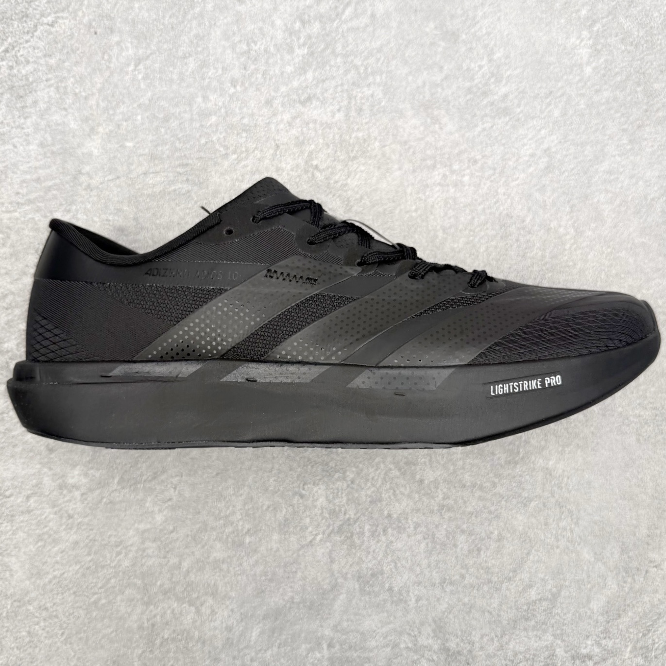 AD Adizero Adios 10 竞速训练跑鞋完整解析一、外观核心识别特征1. 配色与标识整体白基