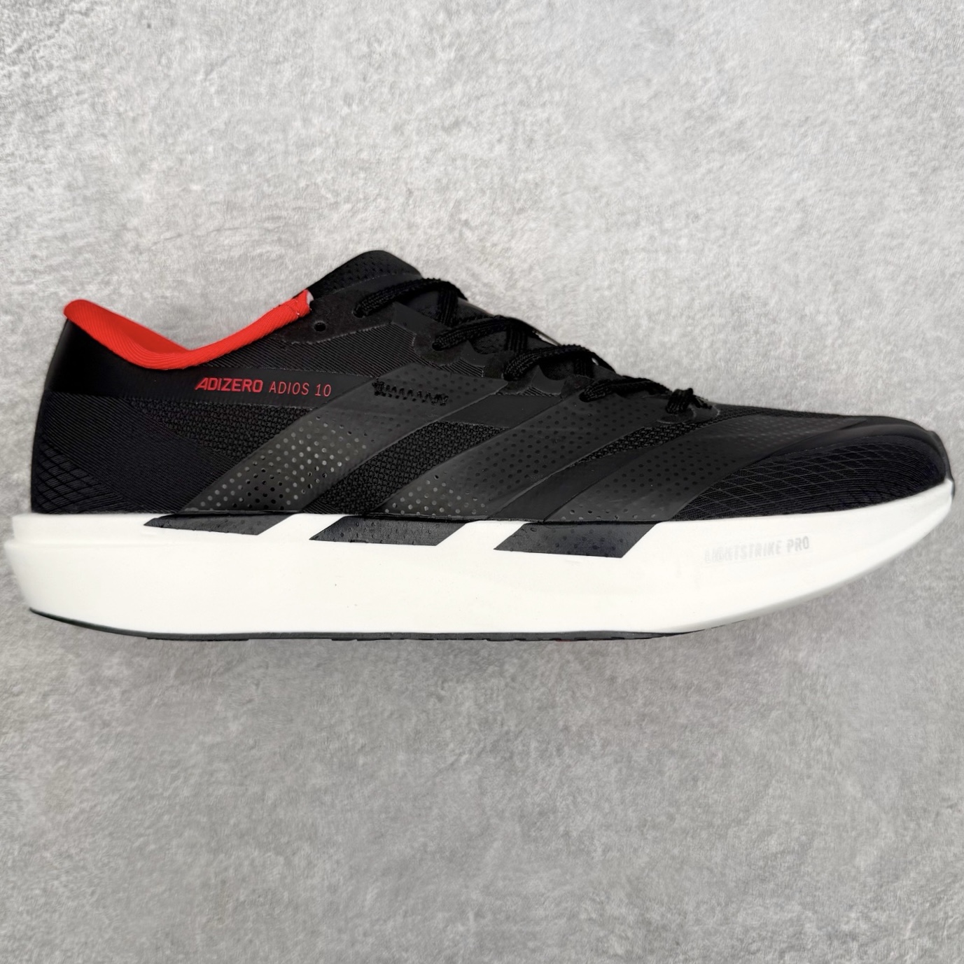 AD Adizero Adios 10 竞速训练跑鞋完整解析一、外观核心识别特征1. 配色与标识整体白基