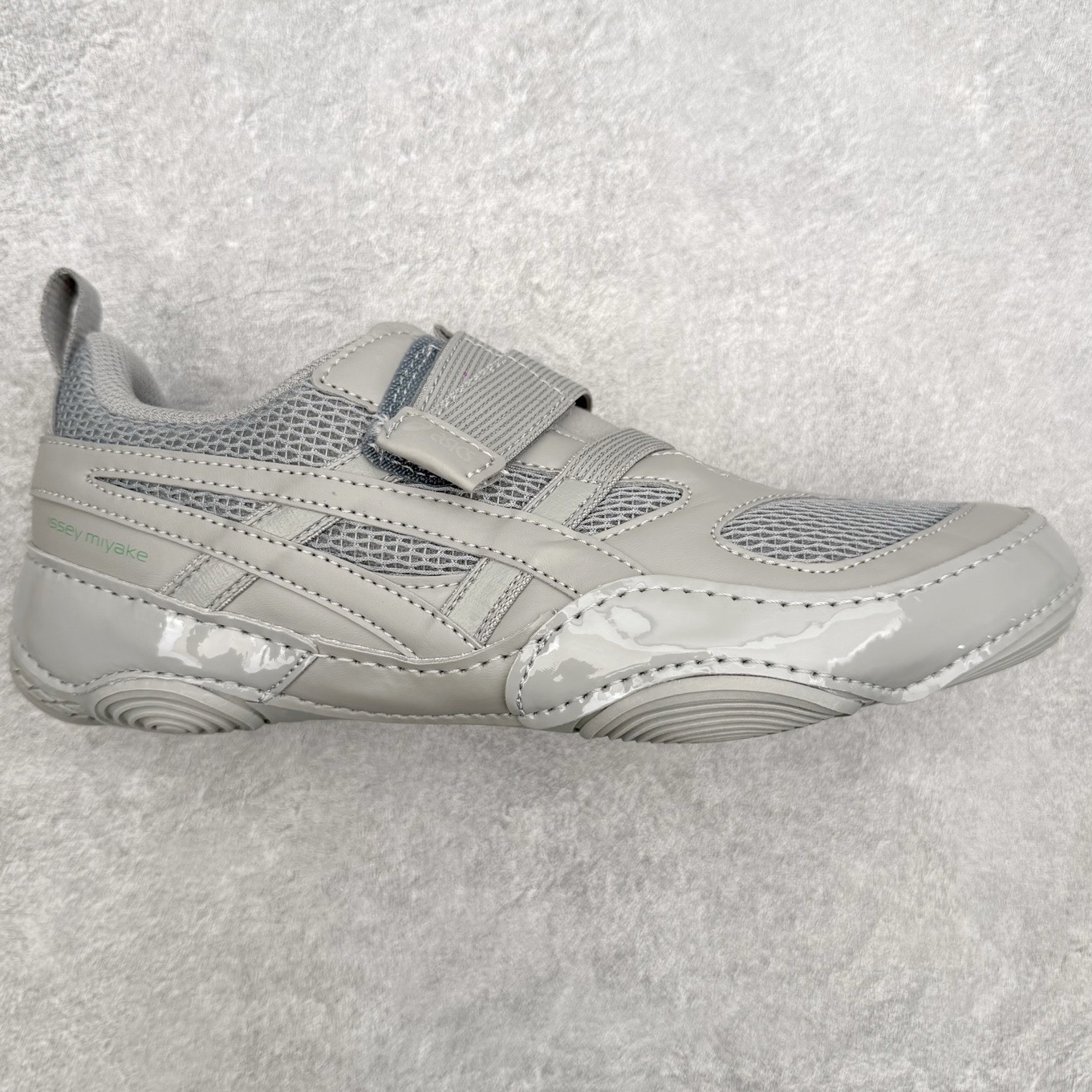 ASICS × ISSEY MIYAKE 亚瑟士三宅一生联名Hyper Taping魔术贴运动鞋产品概述