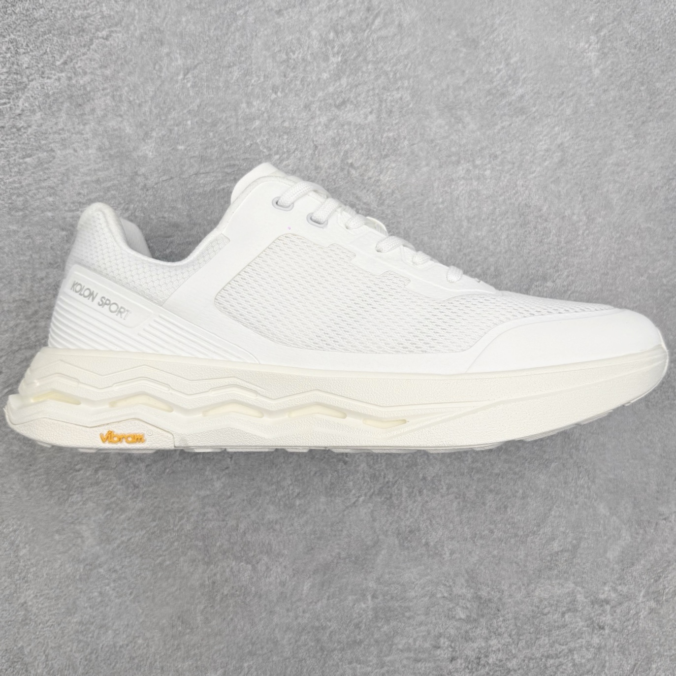 KOLON SPORT 可隆Vibram大底全黑户外徒步登山鞋产品概述本款为可隆户外系列低帮专业徒步鞋，