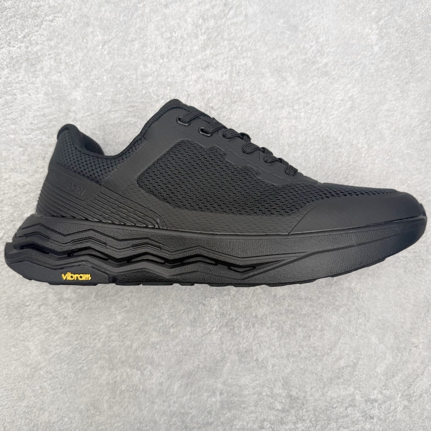 KOLON SPORT 可隆Vibram大底全黑户外徒步登山鞋产品概述本款为可隆户外系列低帮专业徒步鞋，
