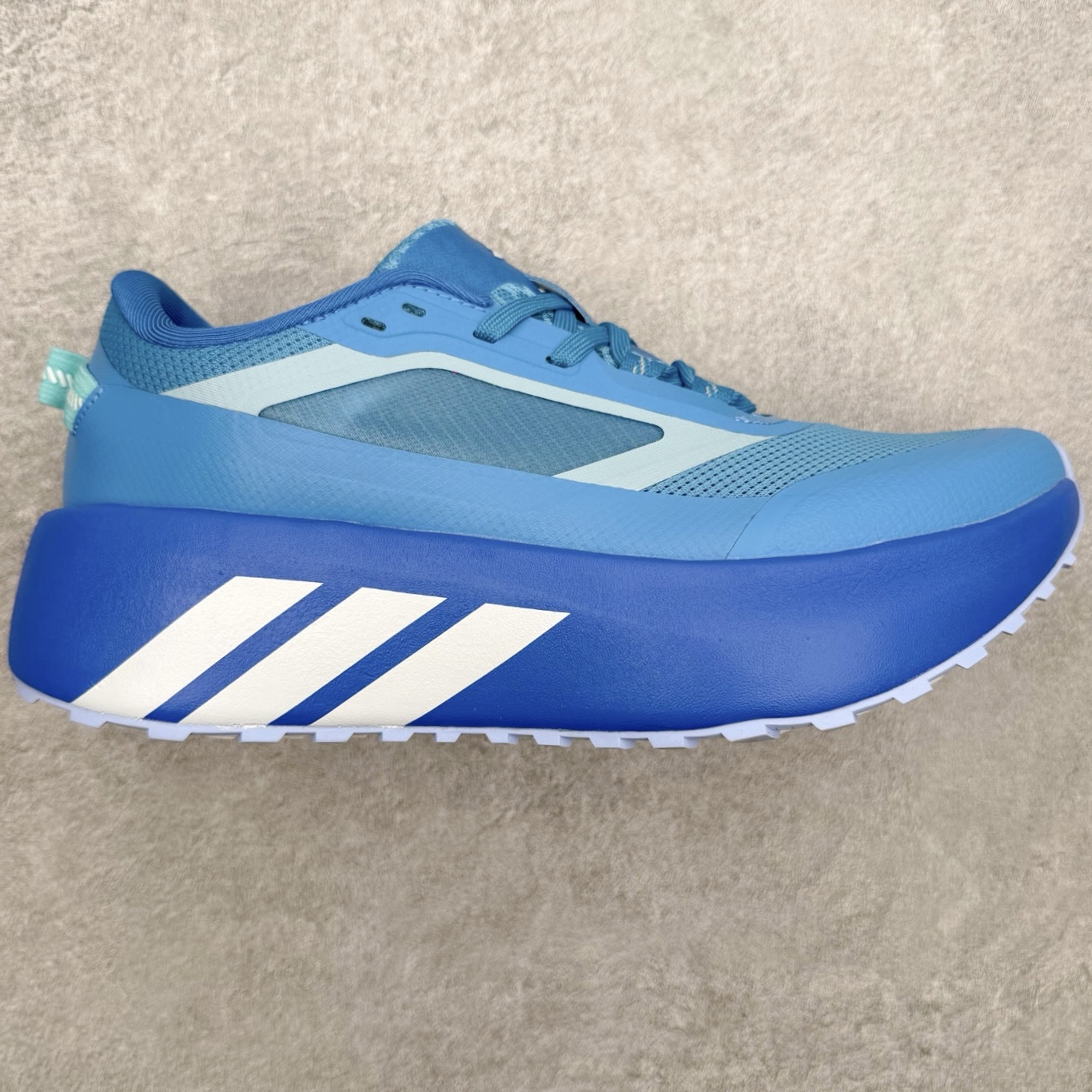 AD Hyperboost Edge 爆米花缓震舒适贴合跑步鞋 在 BOOST 之前冠以了 “HYPER