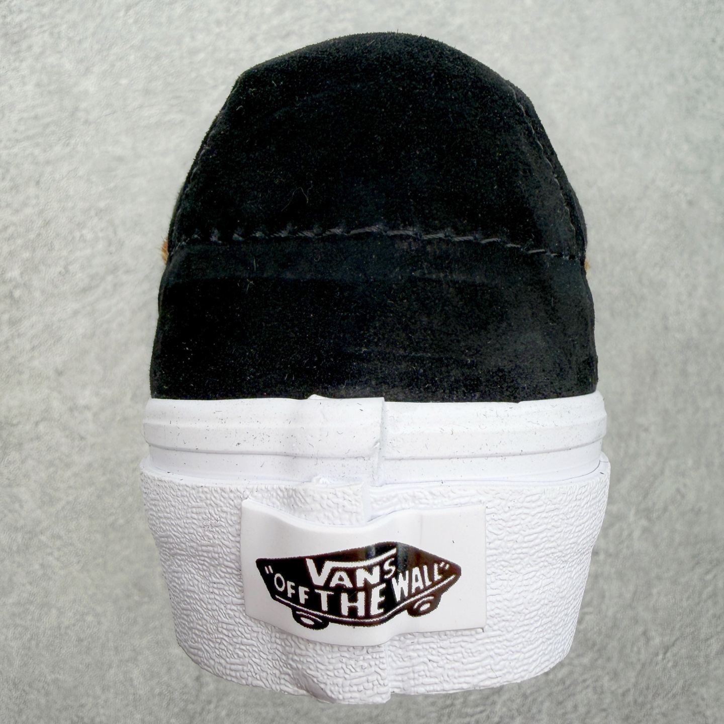 Vans Sk8-Low 黑虎纹范斯复古休闲硫化帆布鞋经典黑色鞋身搭配虎纹侧边饰条 把野性氛围感拉满 麂
